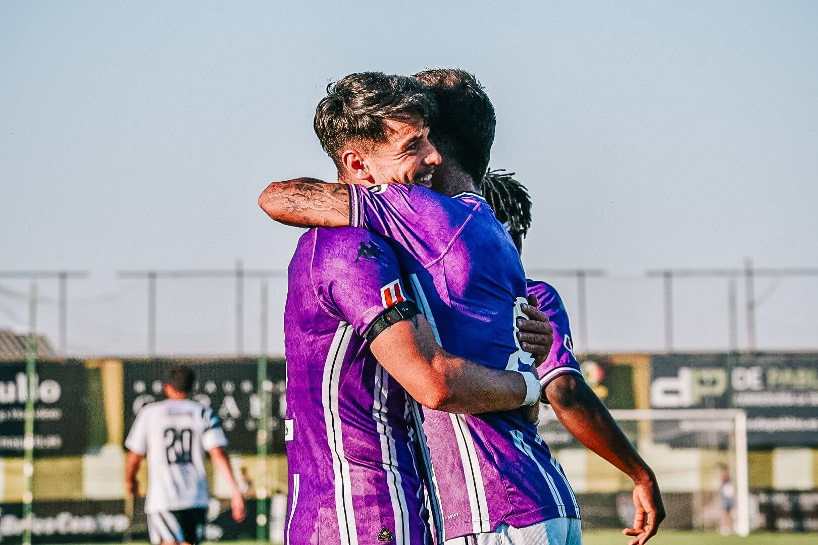 Monchu y Luis Pérez celebran el gol ante la Gimnástica (Foto: Sara Cabezas).