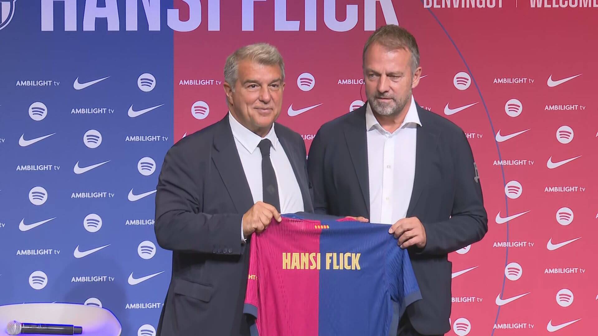 Joan Laporta se acuerda de Xavi en la presentación de Hansi Flick