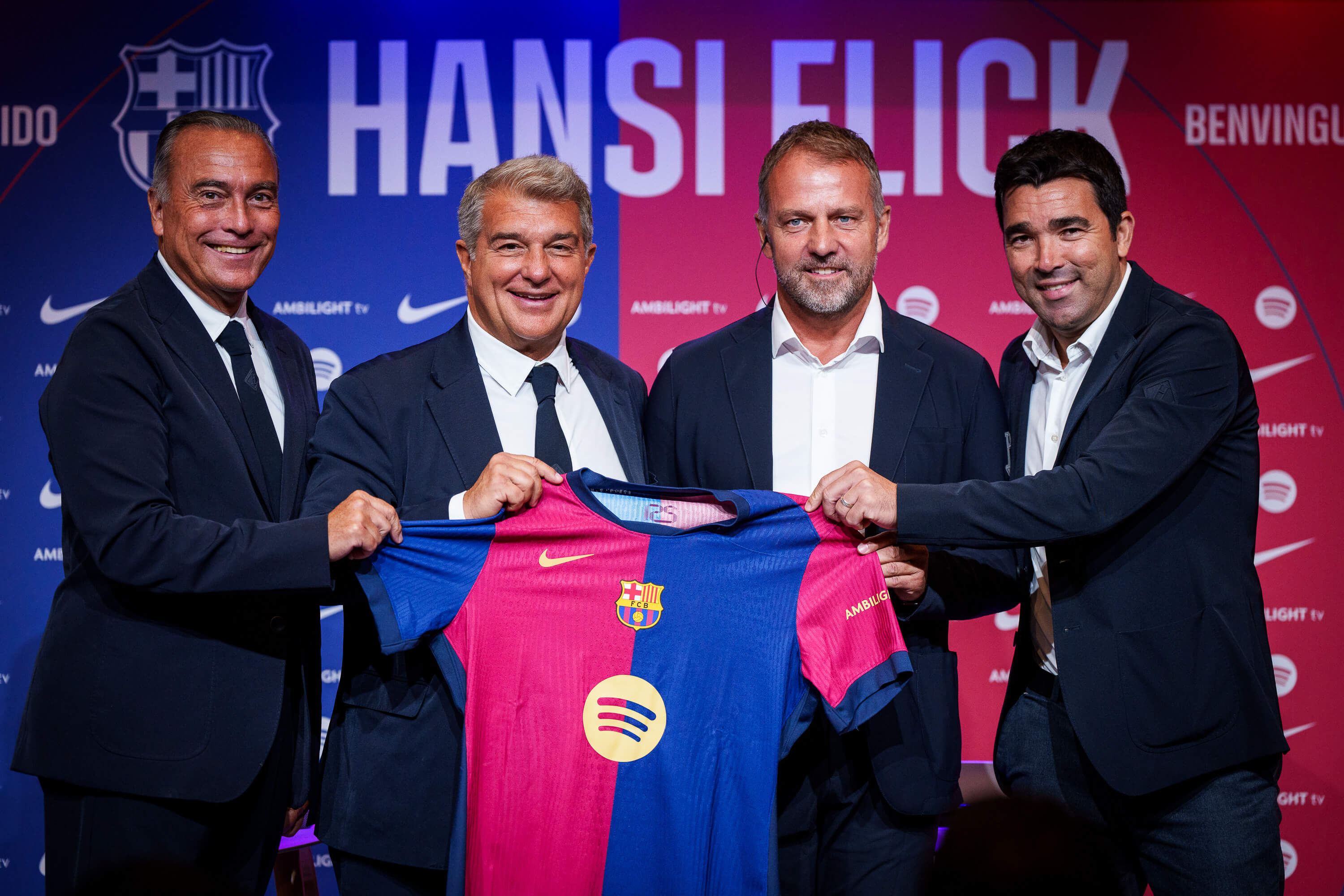 Presentación de Hansi Flick con Rafa Yuste, Joan Laporta y Deco (Foto: FC Barcelona).