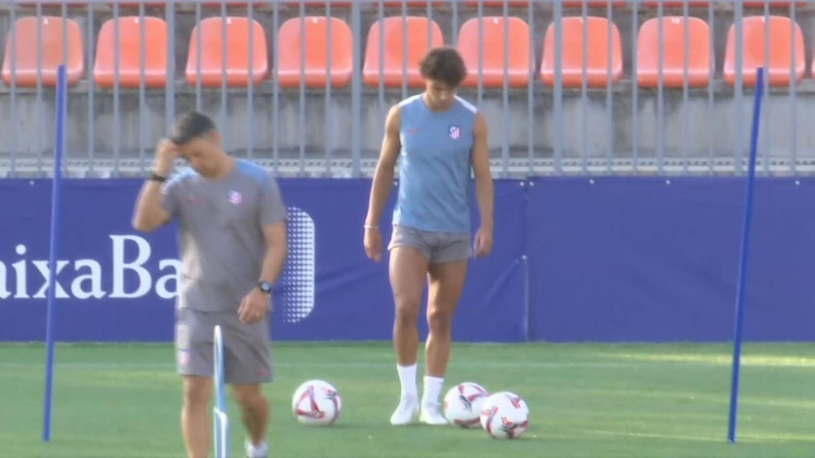 Joao Félix tocando balón en el entrenamiento del Atlético de Madrid (ElDesmarque)