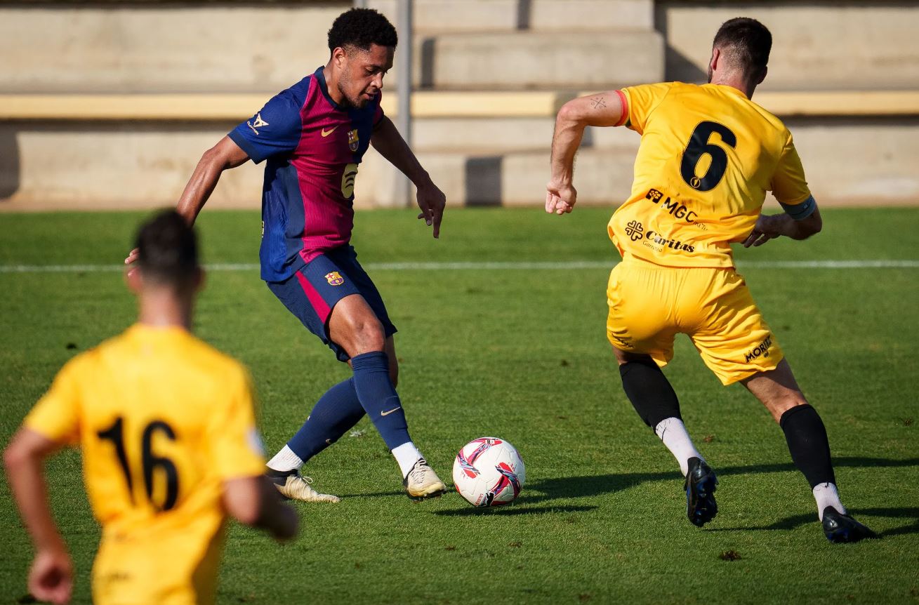 Vítor Roque encara a un defensa durante el Barcelona-Olot (Foto: FCB).