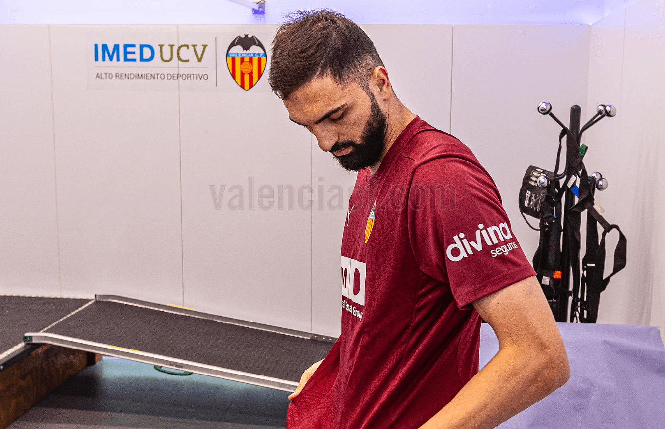 Giorgi Mamardashvili pasa las pruebas médicas (Foto: Valencia CF).