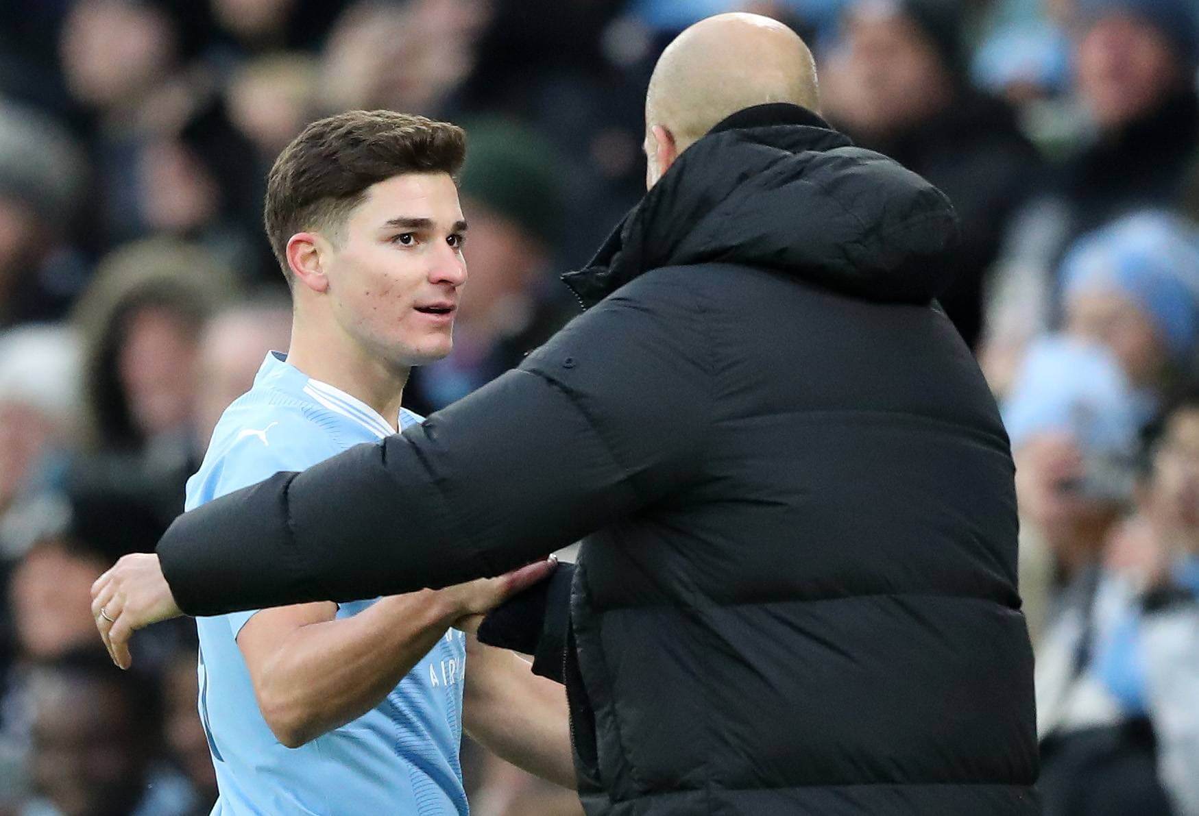 Julián Álvarez y Pep Guardiola, en un cambio en el Manchester City (Foto: Cordon Press).