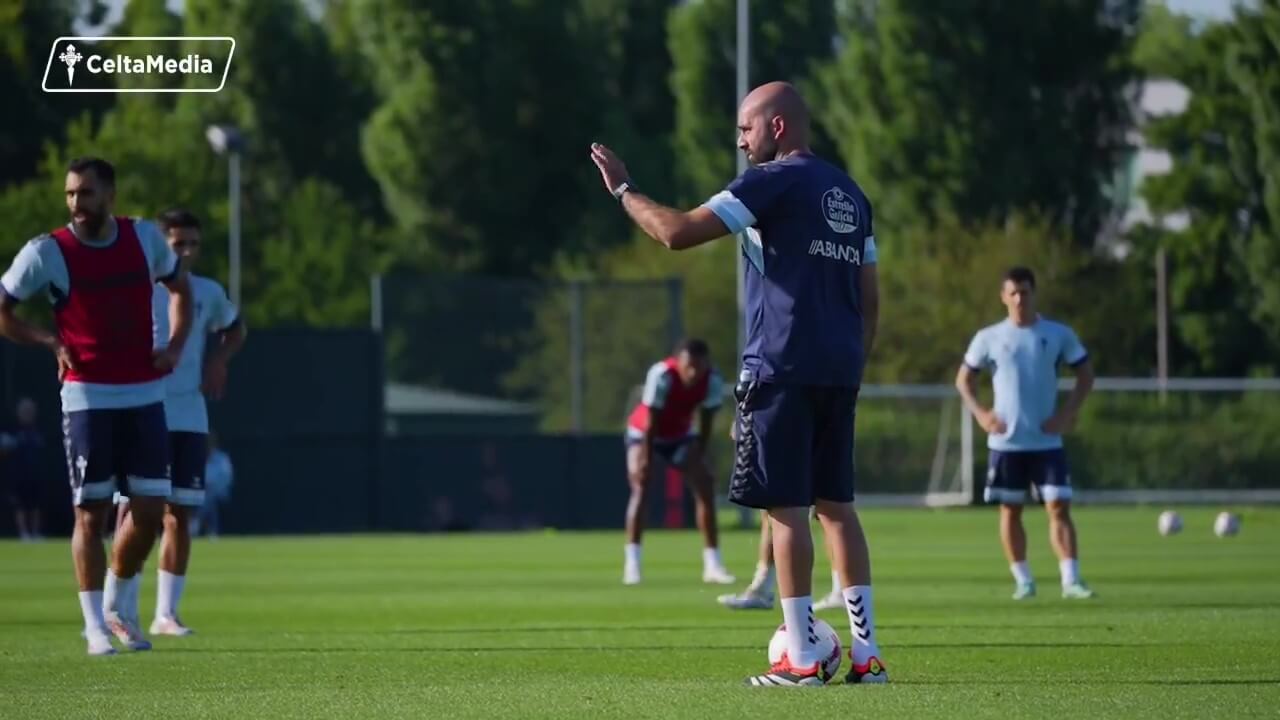 Giráldez da instrucciones durante el entrenamiento en Inglaterra.