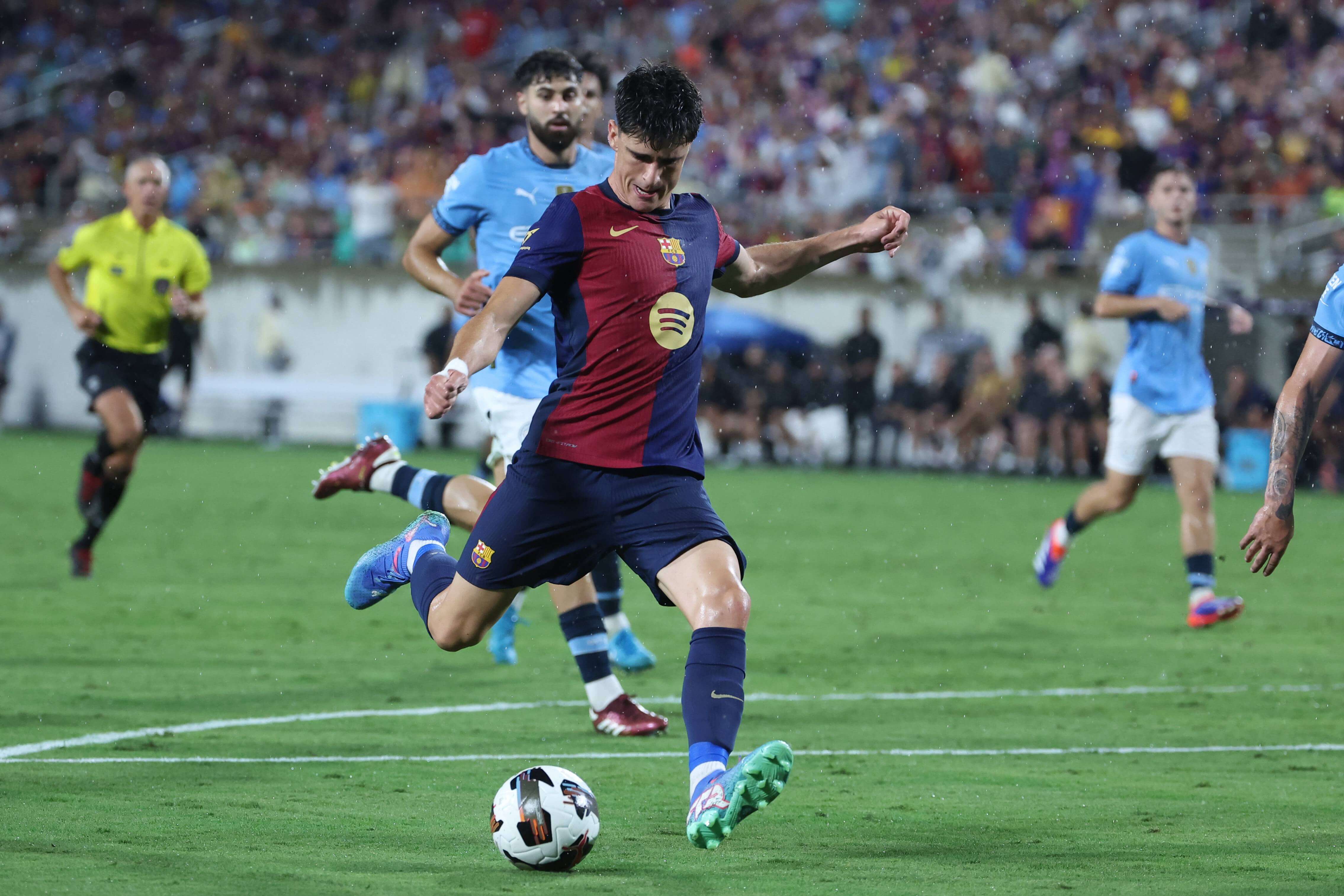 Pau Víctor dispara a gol en el Barcelona-Manchester City (Foto: Cordon Press).