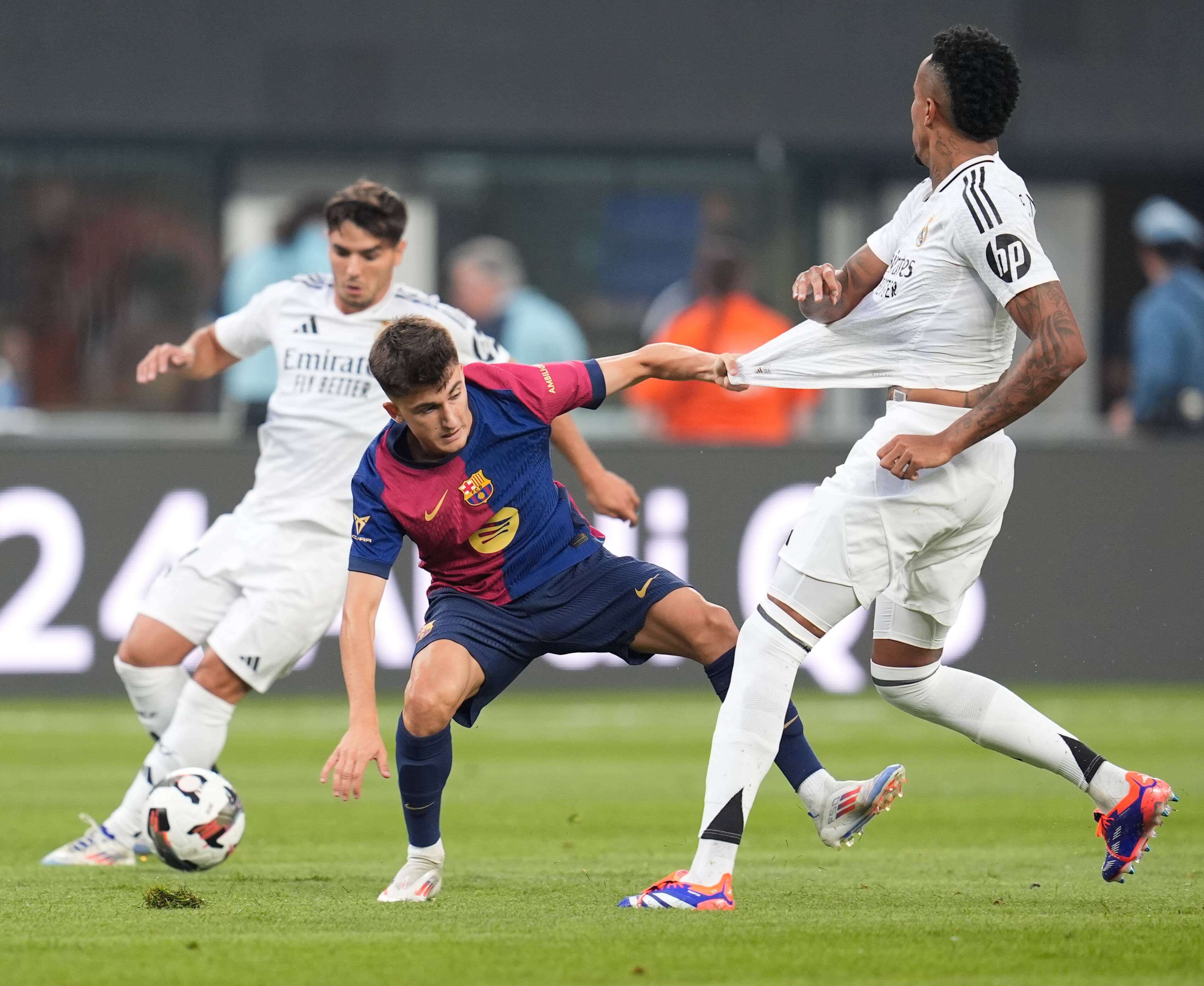 Pau Víctor, ante Eder Militao en el Clásico de Nueva Jersey (Foto: Cordon Press).