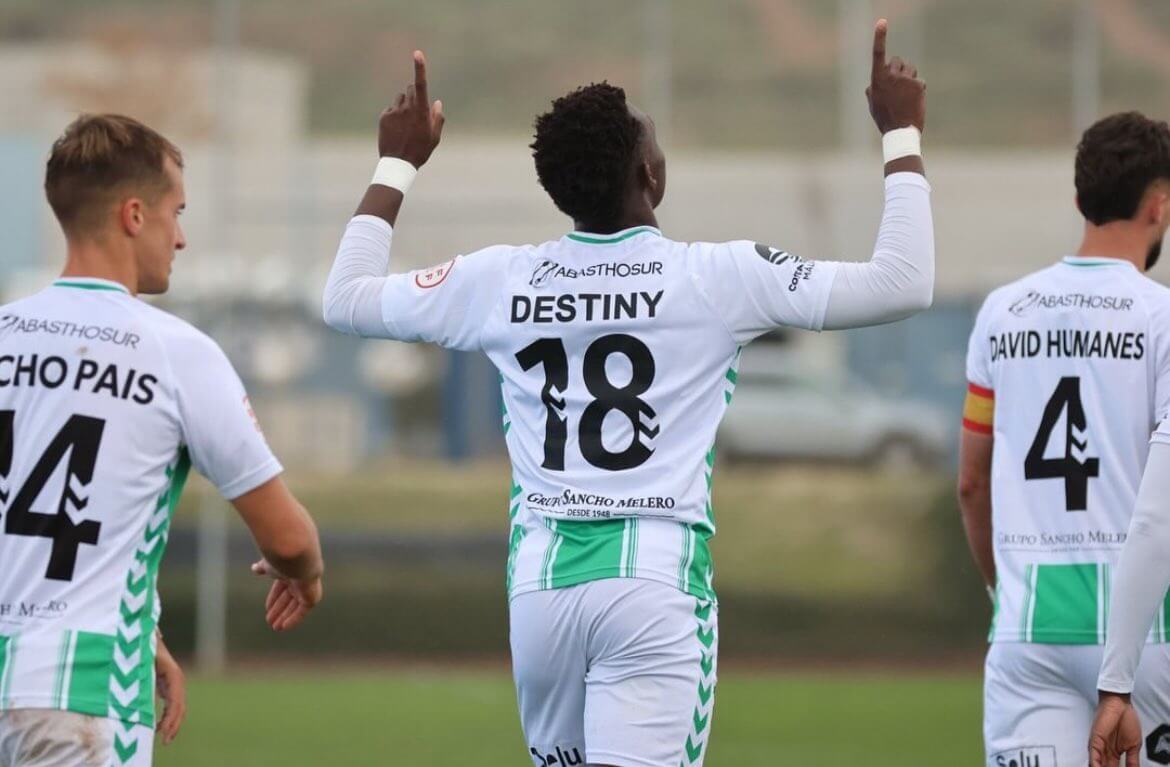 Destiny Ilahude celebra un gol con el Antequera.