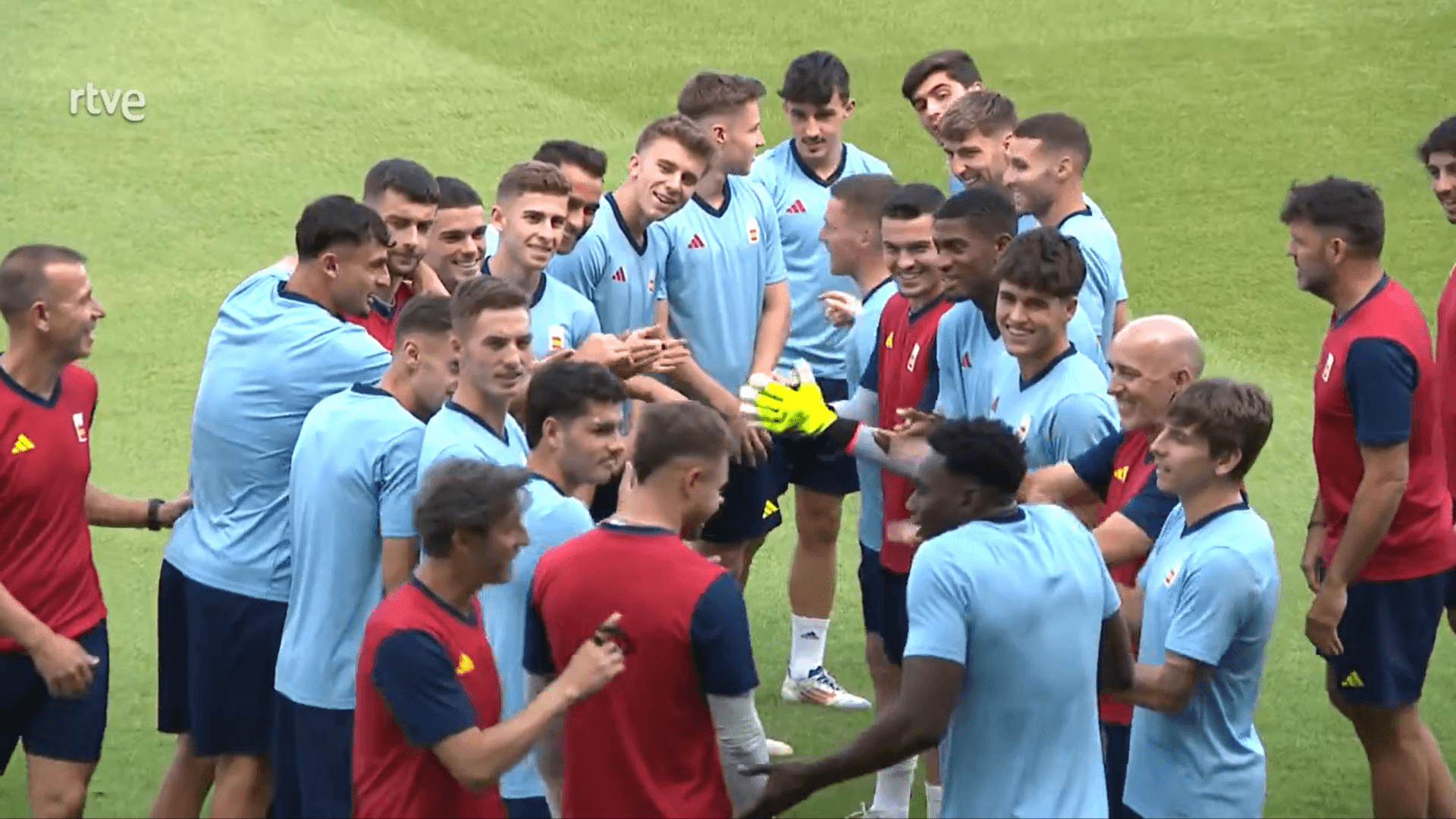 Pasillo a Samu Omorodion en la Selección Española olímpica.