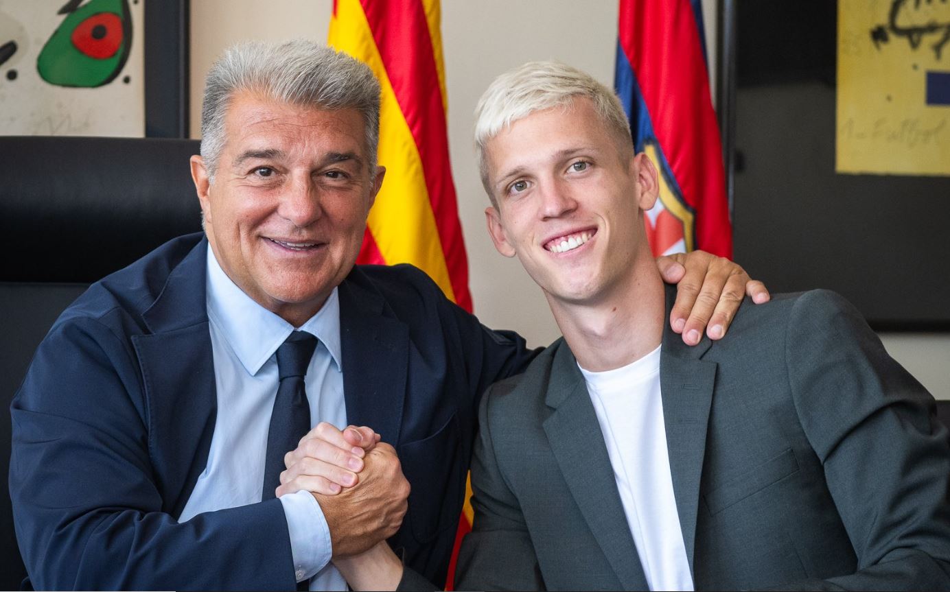 Dani Olmo posa junto a Joan Laporta (Foto: FCB).