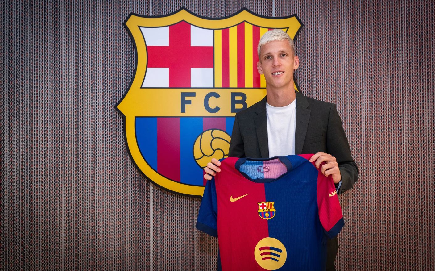 Dani Olmo posa con la camiseta del Barcelona (Foto: FCB).