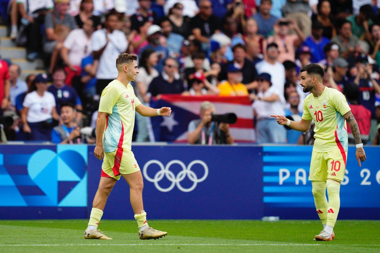 Fermín López y Álex Baena celebran un gol en el España-Francia (Foto: SeFutbol).