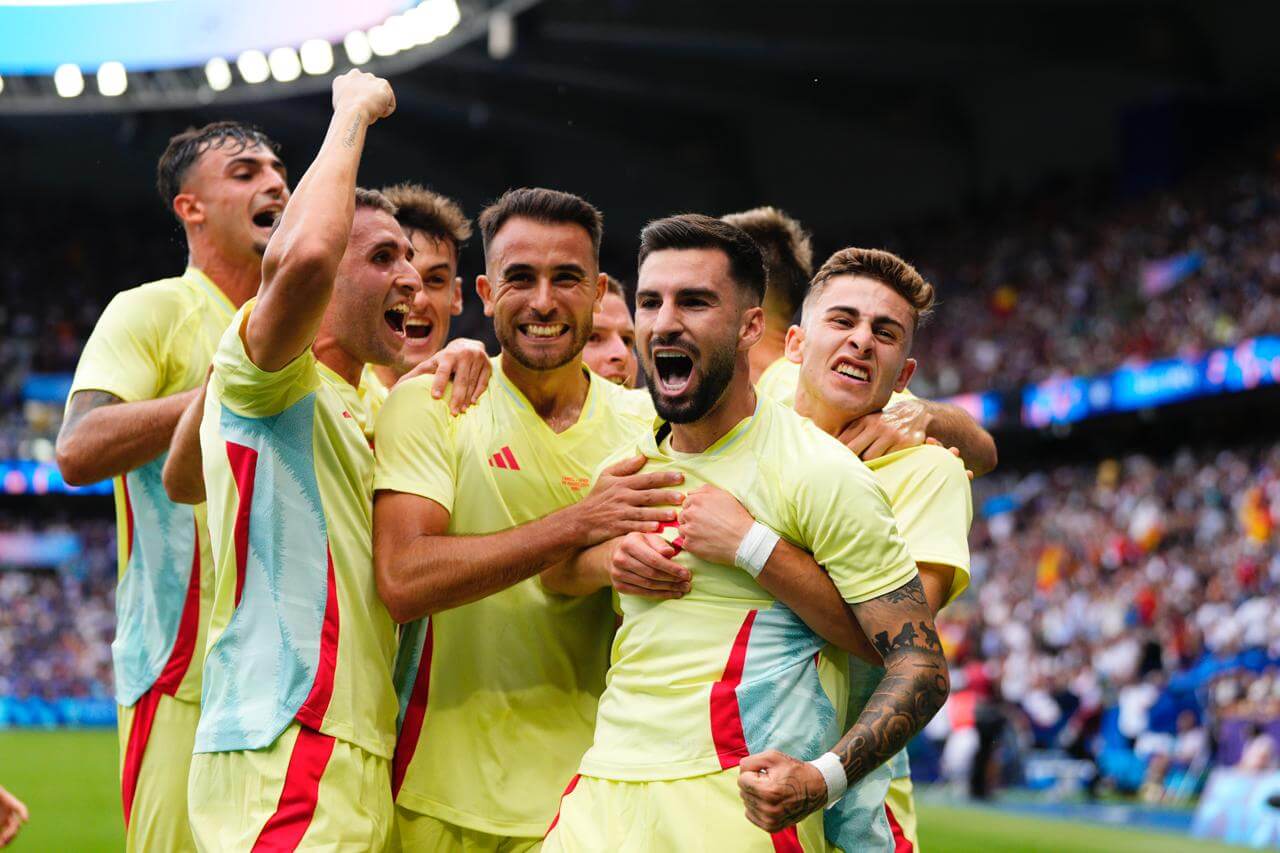 Álex Baena celebra su gol de falta en el España-Francia (Foto: SeFutbol).