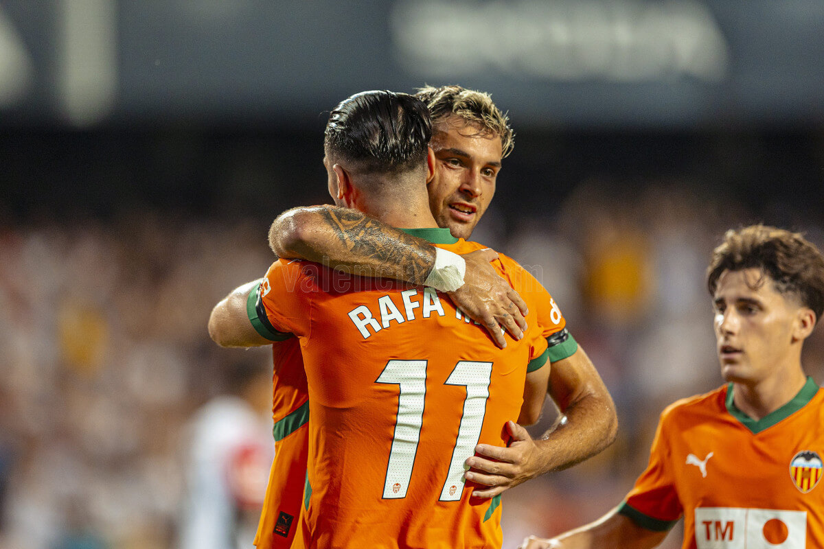 Abrazo entre Rafa Mir y Hugo Duro en el Trofeo Naranja (Foto: Valencia CF).