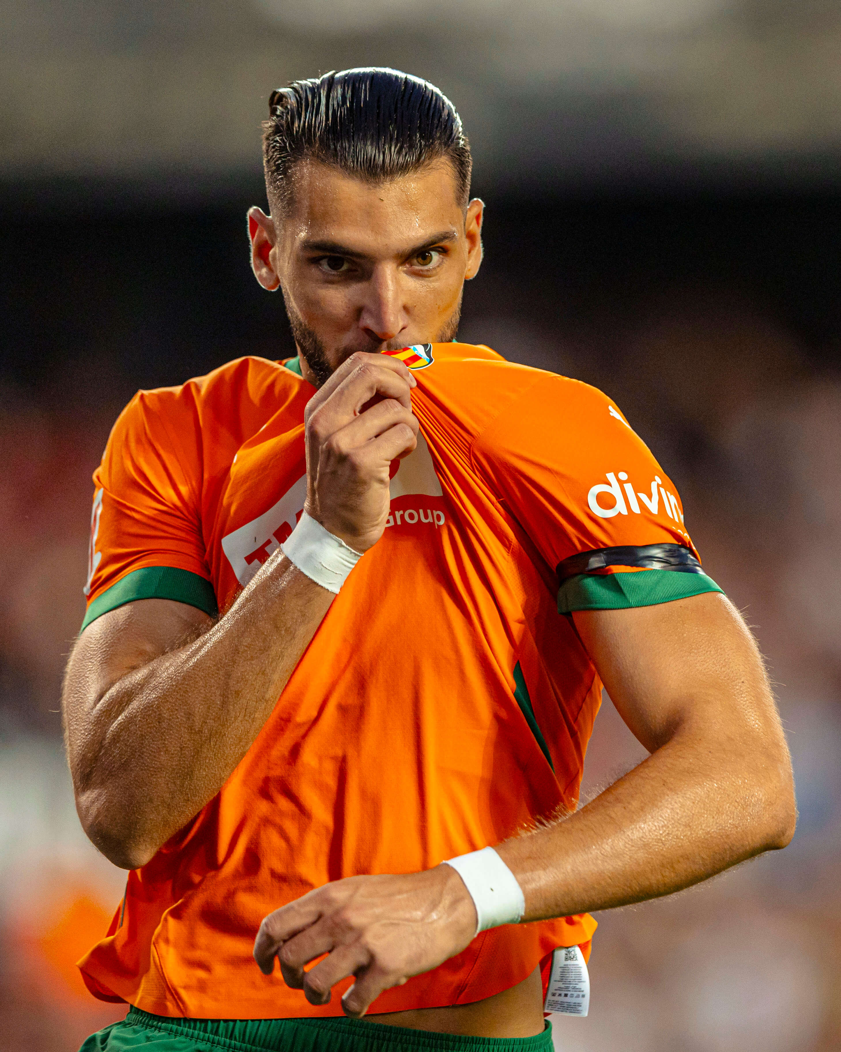 Rafa Mir se besa el escudo en la celebración de su gol (Foto: Valencia CF).