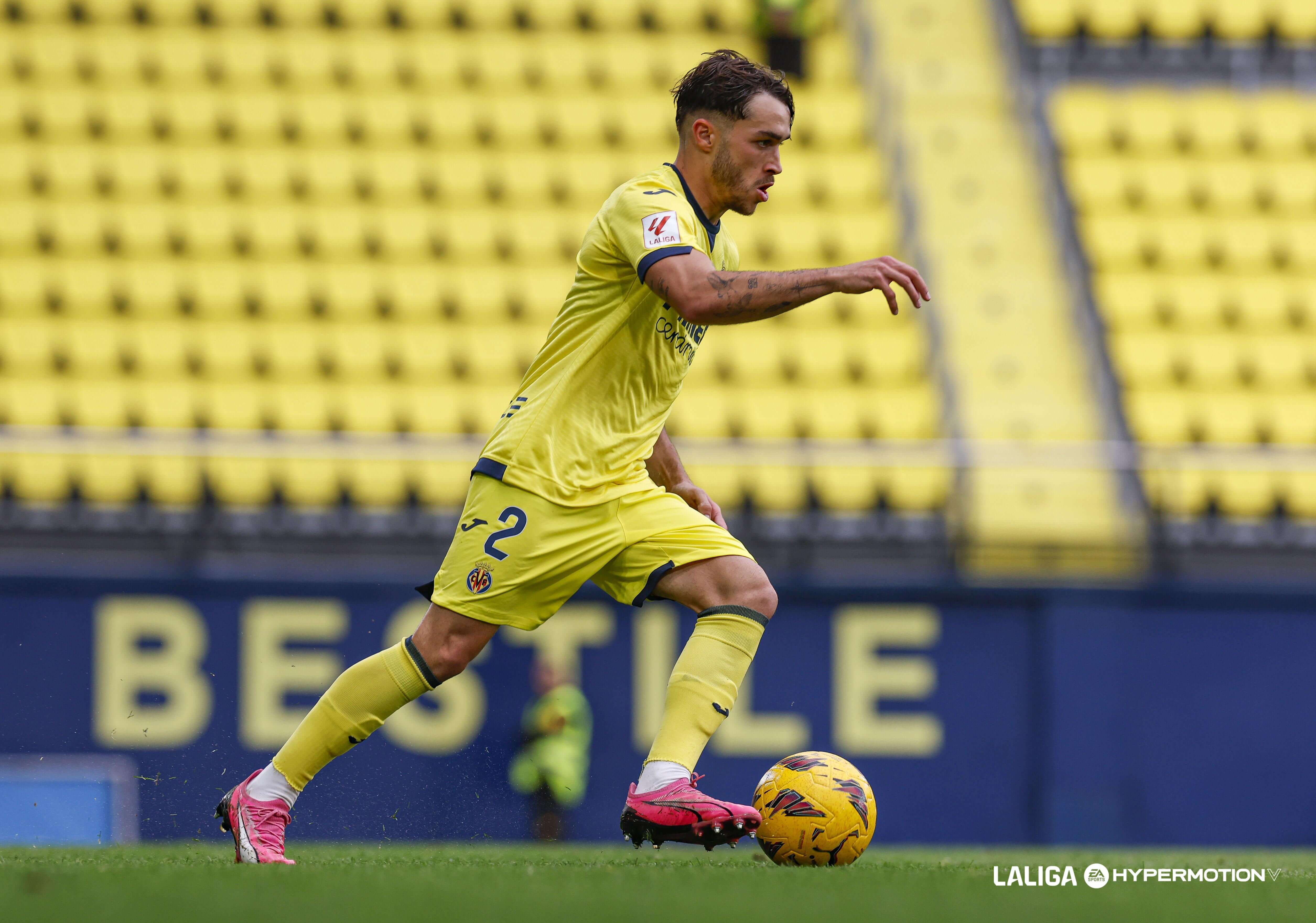 Adrià Altimira, con el Villarreal B (Foto: LALIGA).