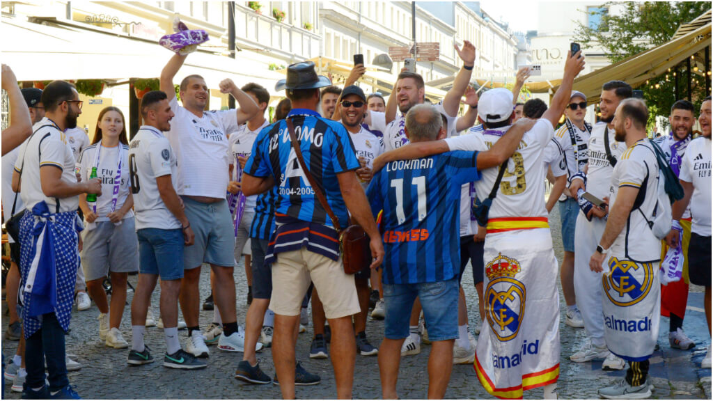 Aficionados del Real Madrid y del Atalanta cnatando juntos en los aledaños. 