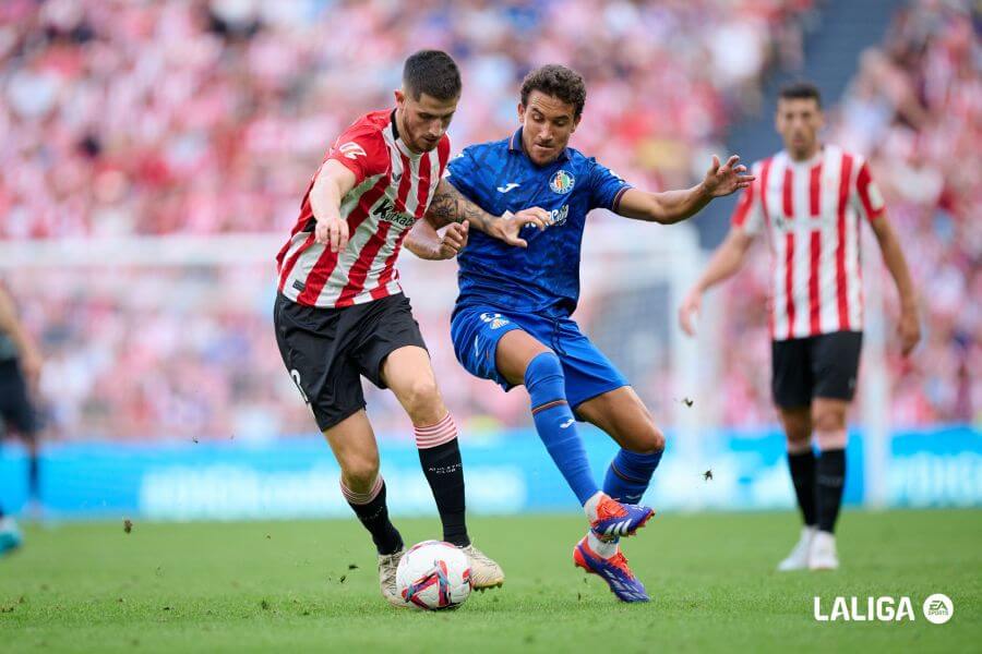 Oihan Sancet pugna con Luis Milla ante el Getafe en San Mamés (Foto: LaLiga).