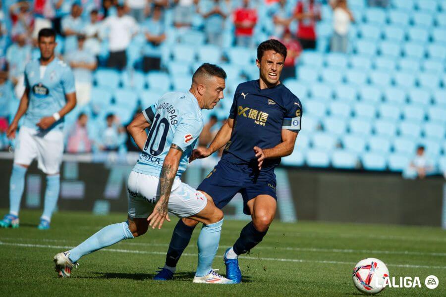 Iago Aspas presiona a Ander Guevara en el Celta - Alavés (Foto: LaLiga).