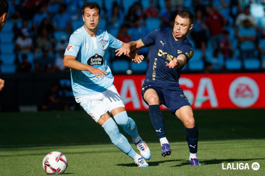 Manquillo intenta progresar con el balón ante la presión rival (Foto: LaLiga).