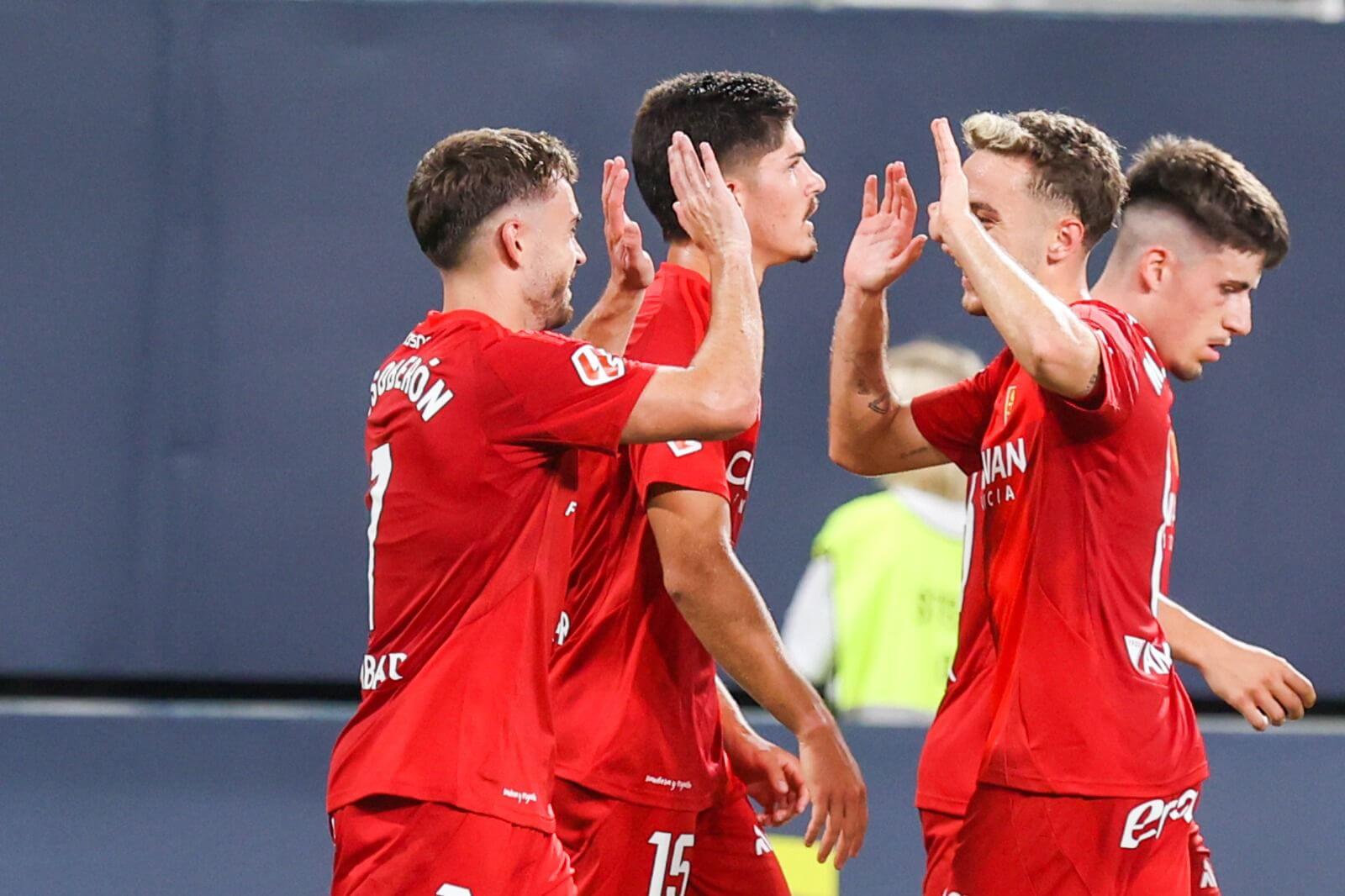 Los jugadores del Zaragoza celebran uno de los goles al Cádiz