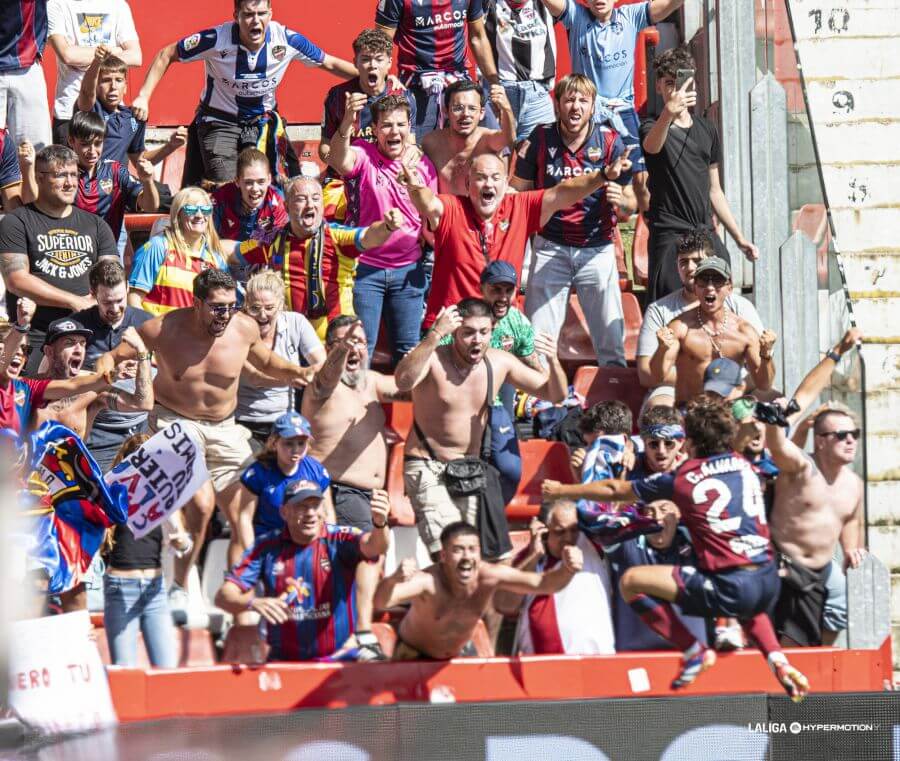 Carlos Álvarez celebra el 0-1 con la afición granota (Foto: LUD).