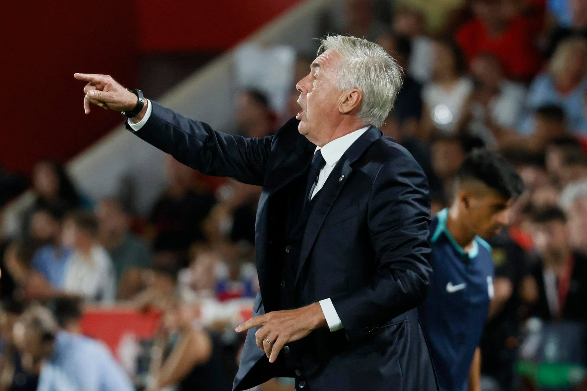 Ancelotti da indicaciones a sus jugadores en el Mallorca-Real Madrid (FOTO: EFE).