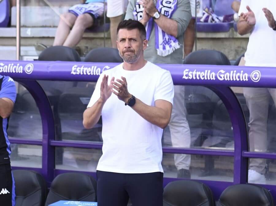 Pezzolano, durante el Real Valladolid - Espanyol (Foto: LaLiga).