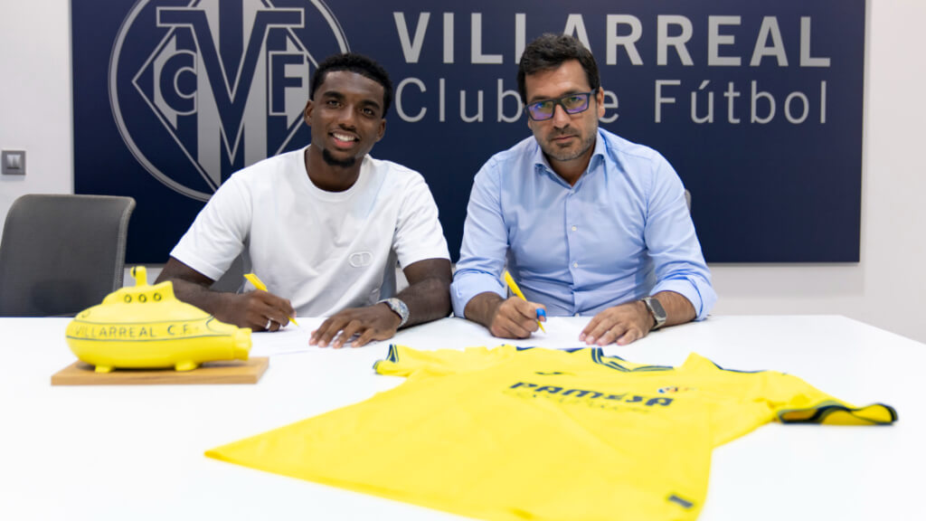 Logan Costa firmando con el Villarreal (Foto: Villarreal CF)