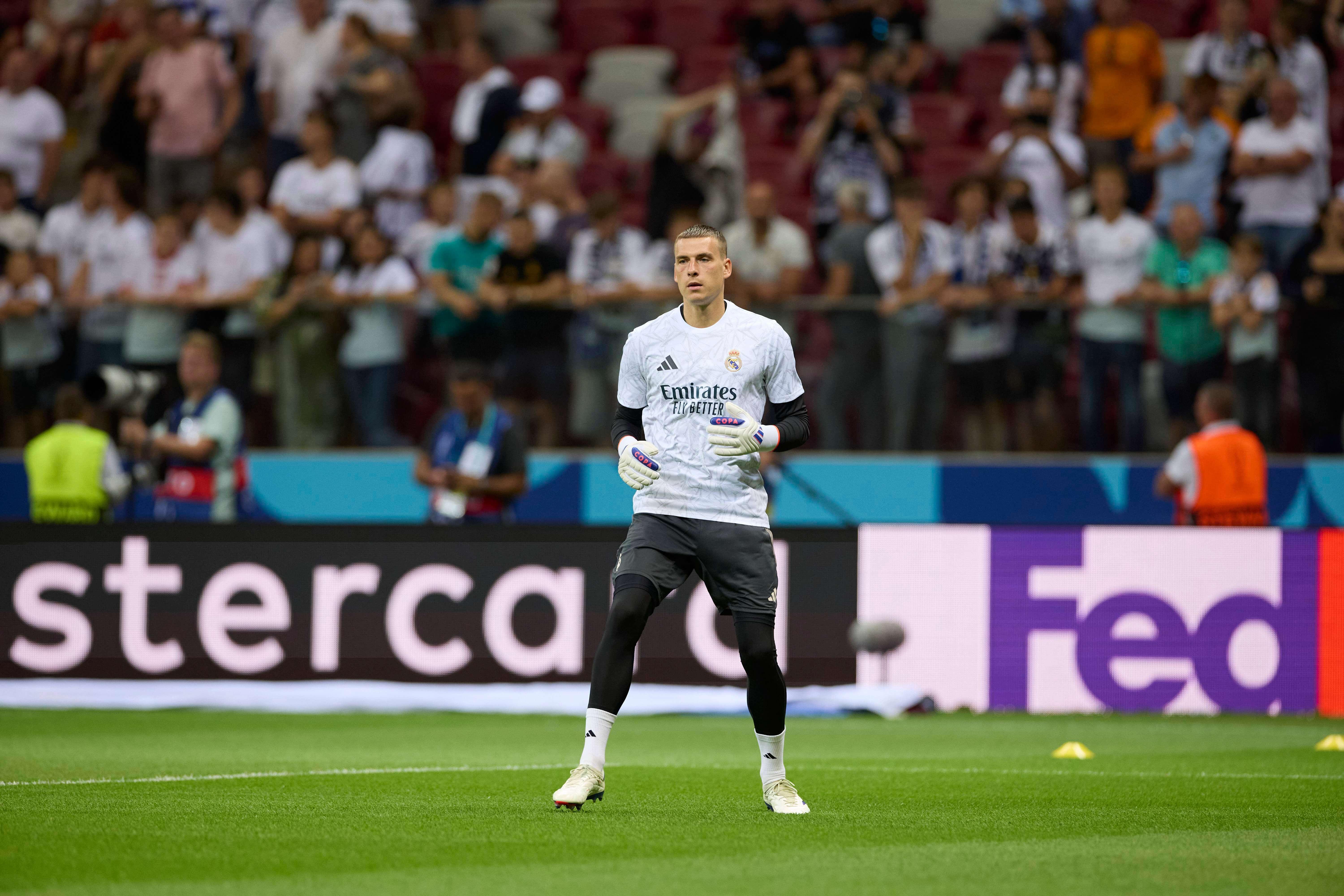 Lunin, en un calentamiento del Real Madrid (FOTO: Cordón Press).