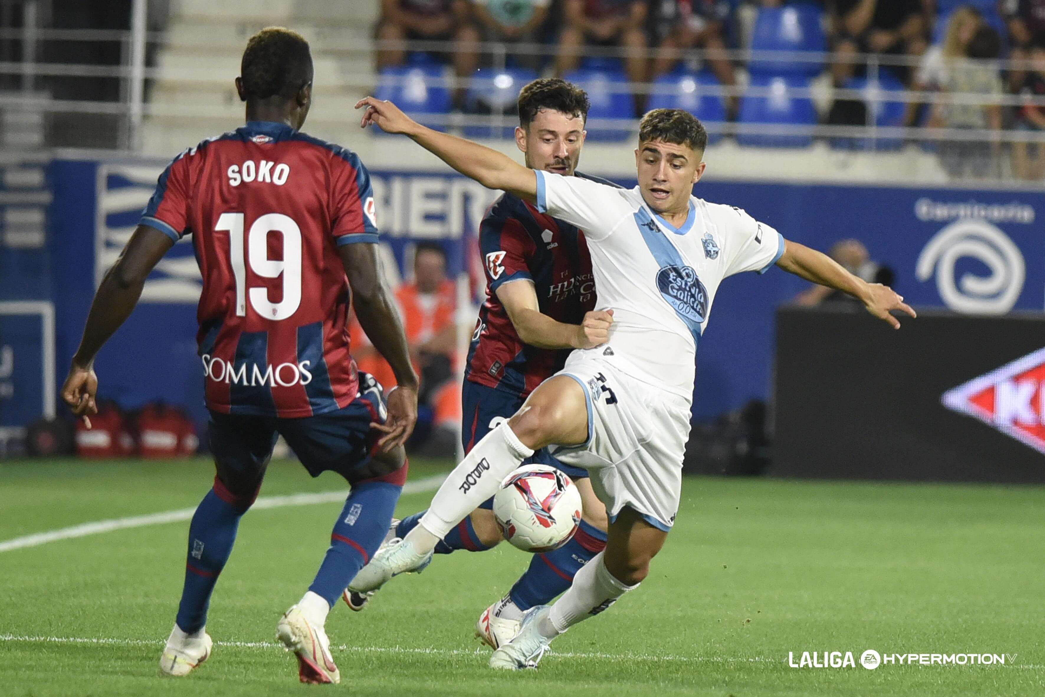 Yeremay protege el balón en el Huesca - Dépor (Foto: LALIGA).