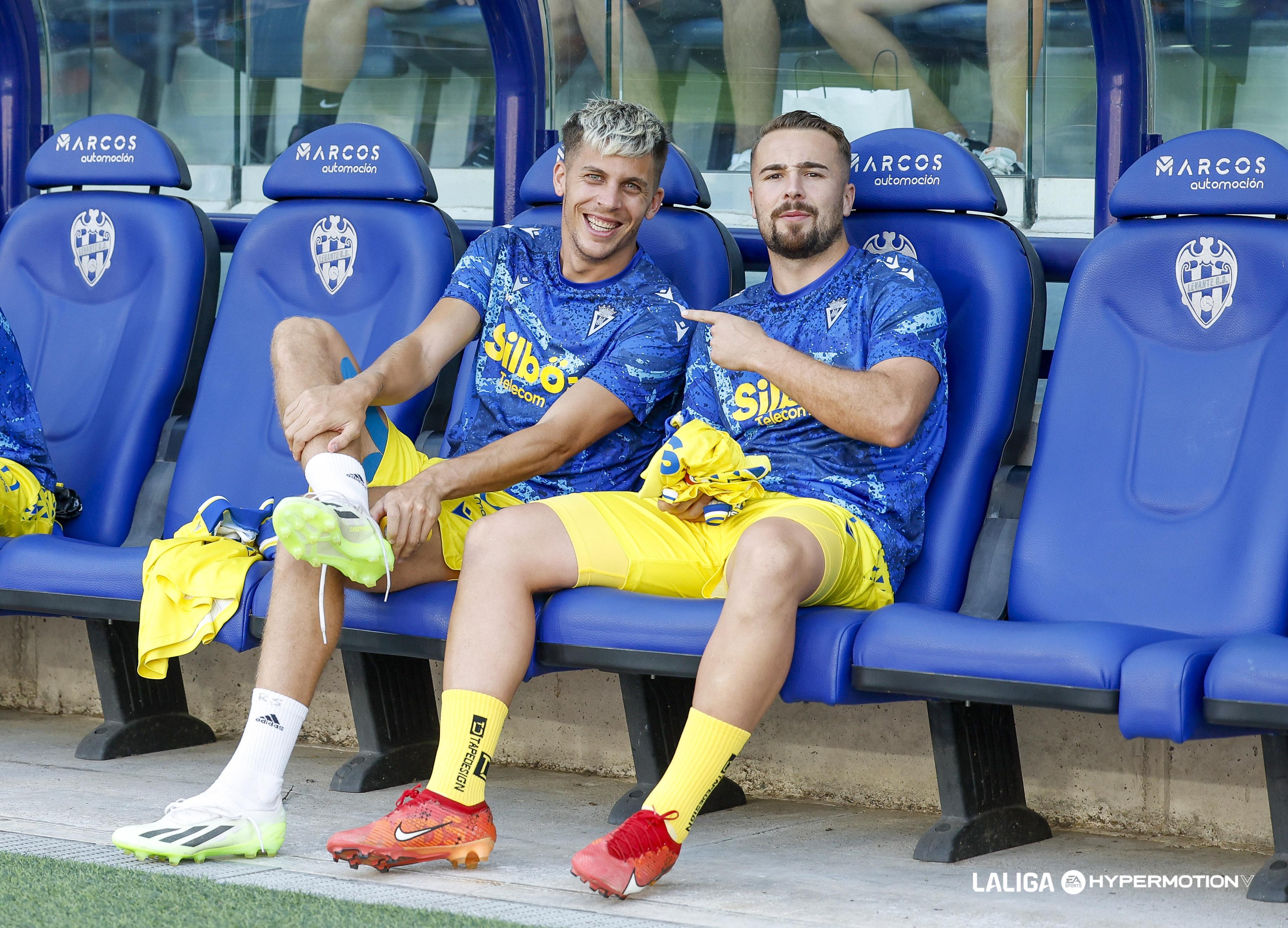 Iván Alejo y Javi Ontiveros, en el Levante - Cádiz (Foto: LALIGA).