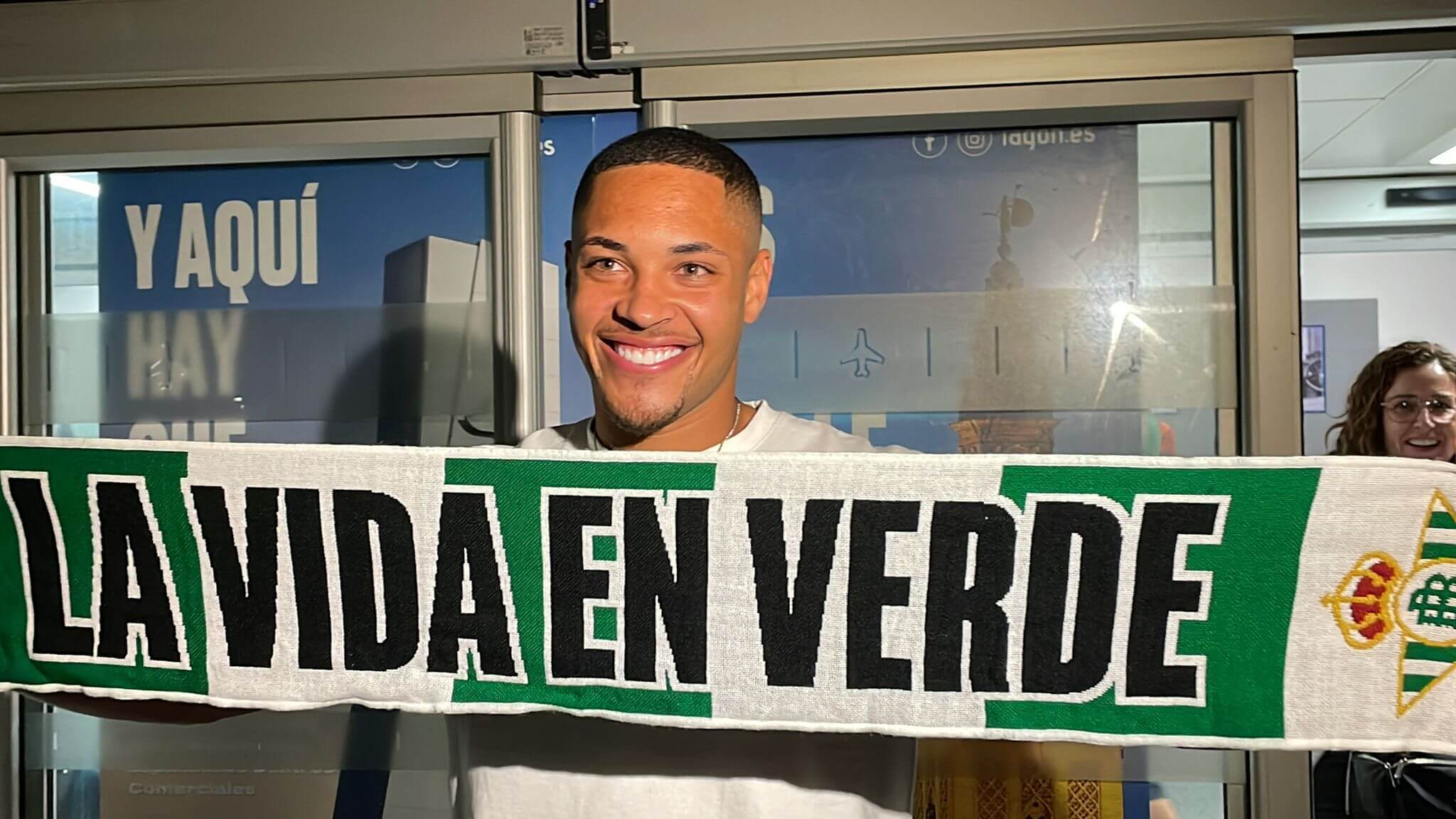 Vitor Roque llega a Sevilla (Foto: Kiko Hurtado).