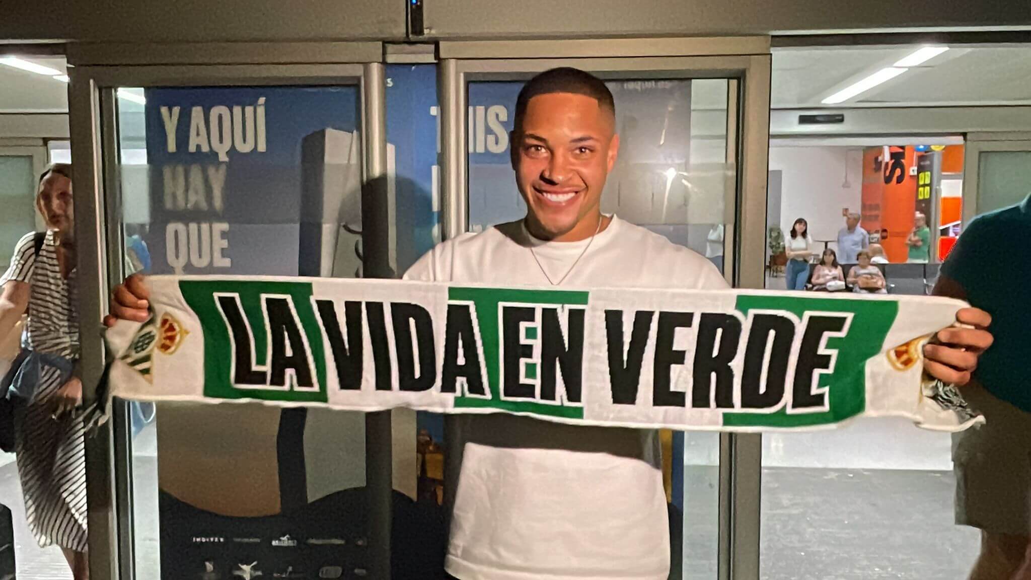 Vitor Roque llega a Sevilla (Foto: Kiko Hurtado).