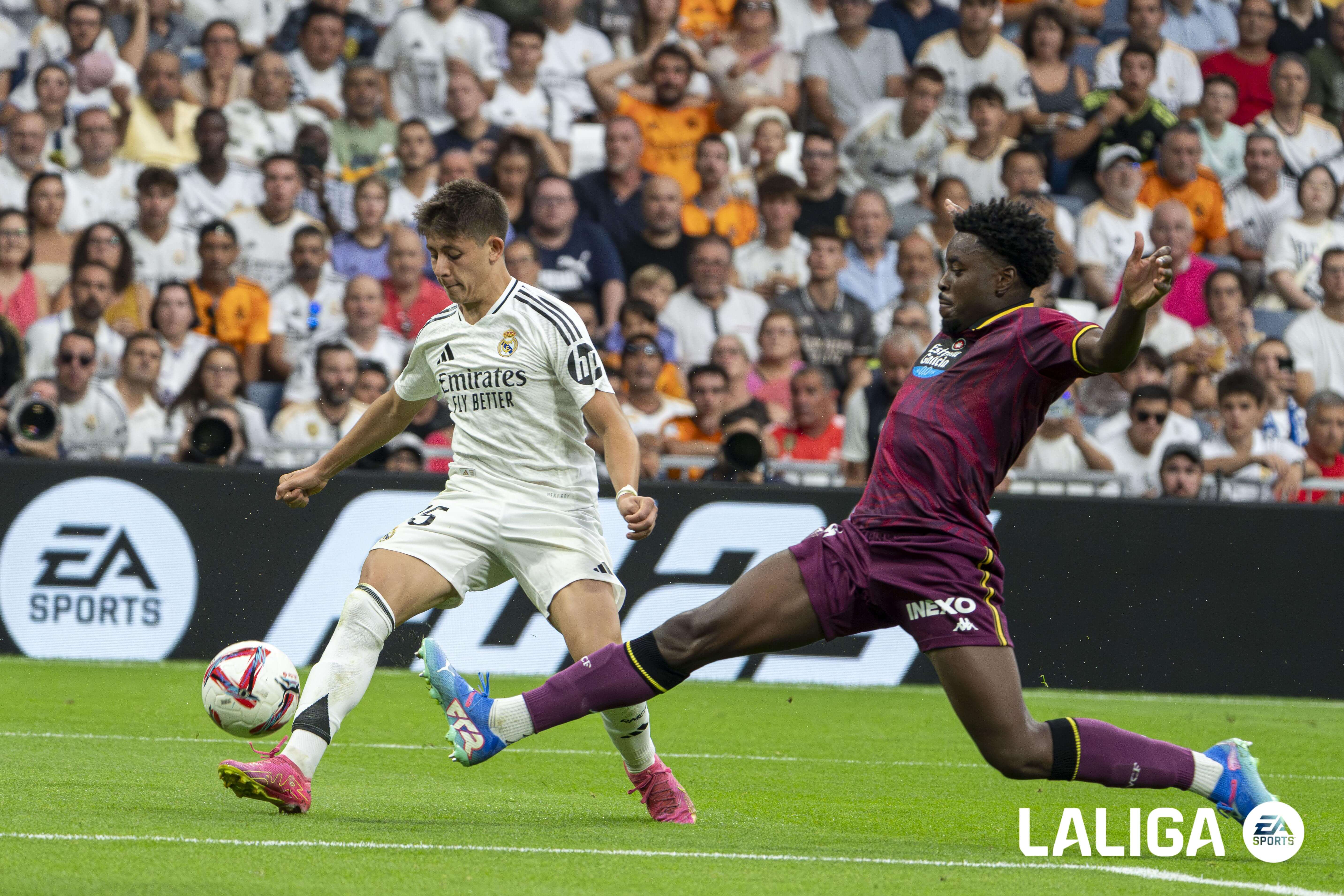 Flavien Boyomo entra a Arda Güler (Foto: LALIGA).