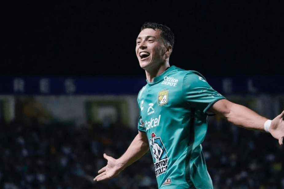 Federico Viñas celebra un gol con Club León (Foto: Instagram).