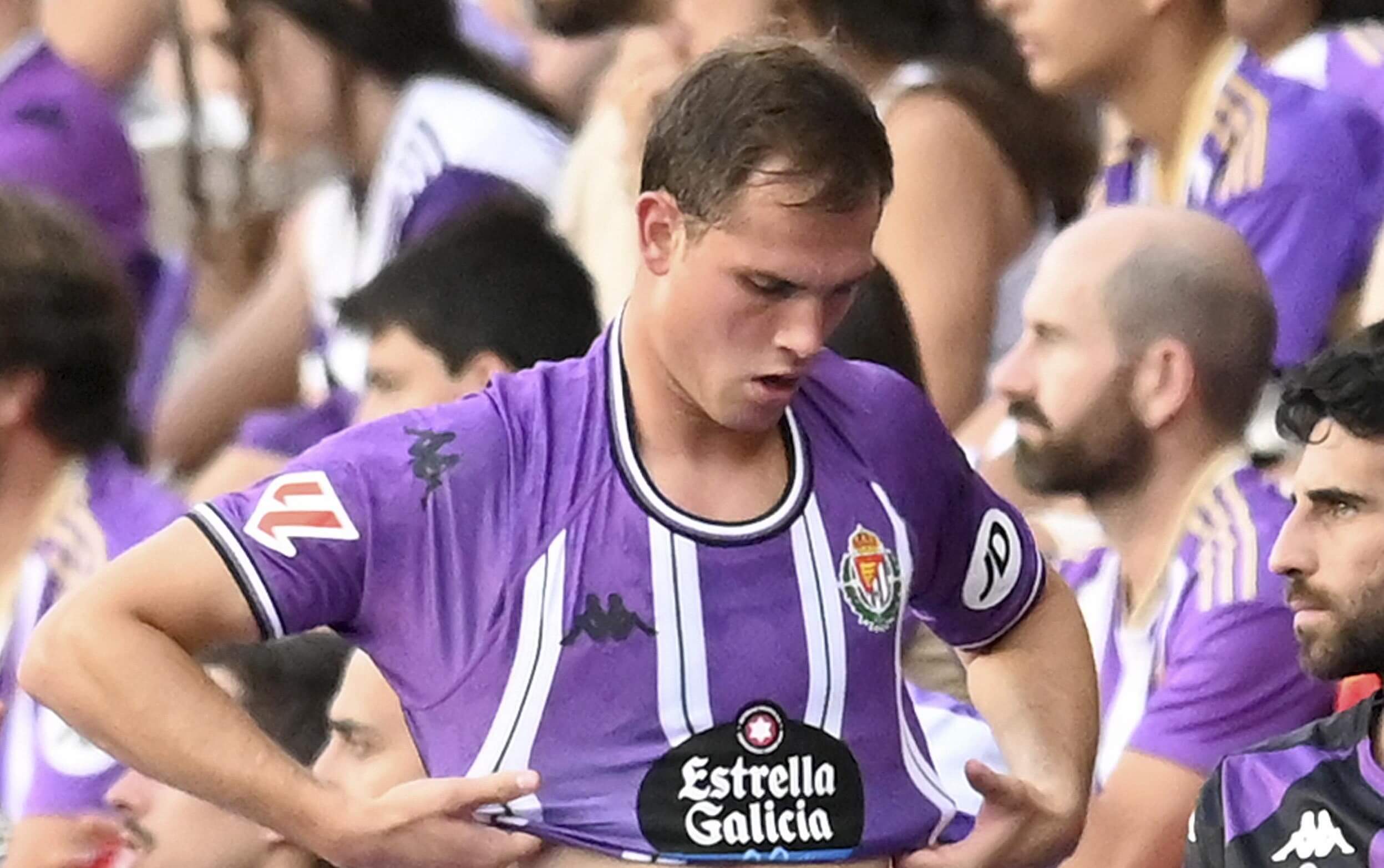 Juanmi Latasa se prepara para entrar en el Valladolid - Leganés (Foto: LALIGA).