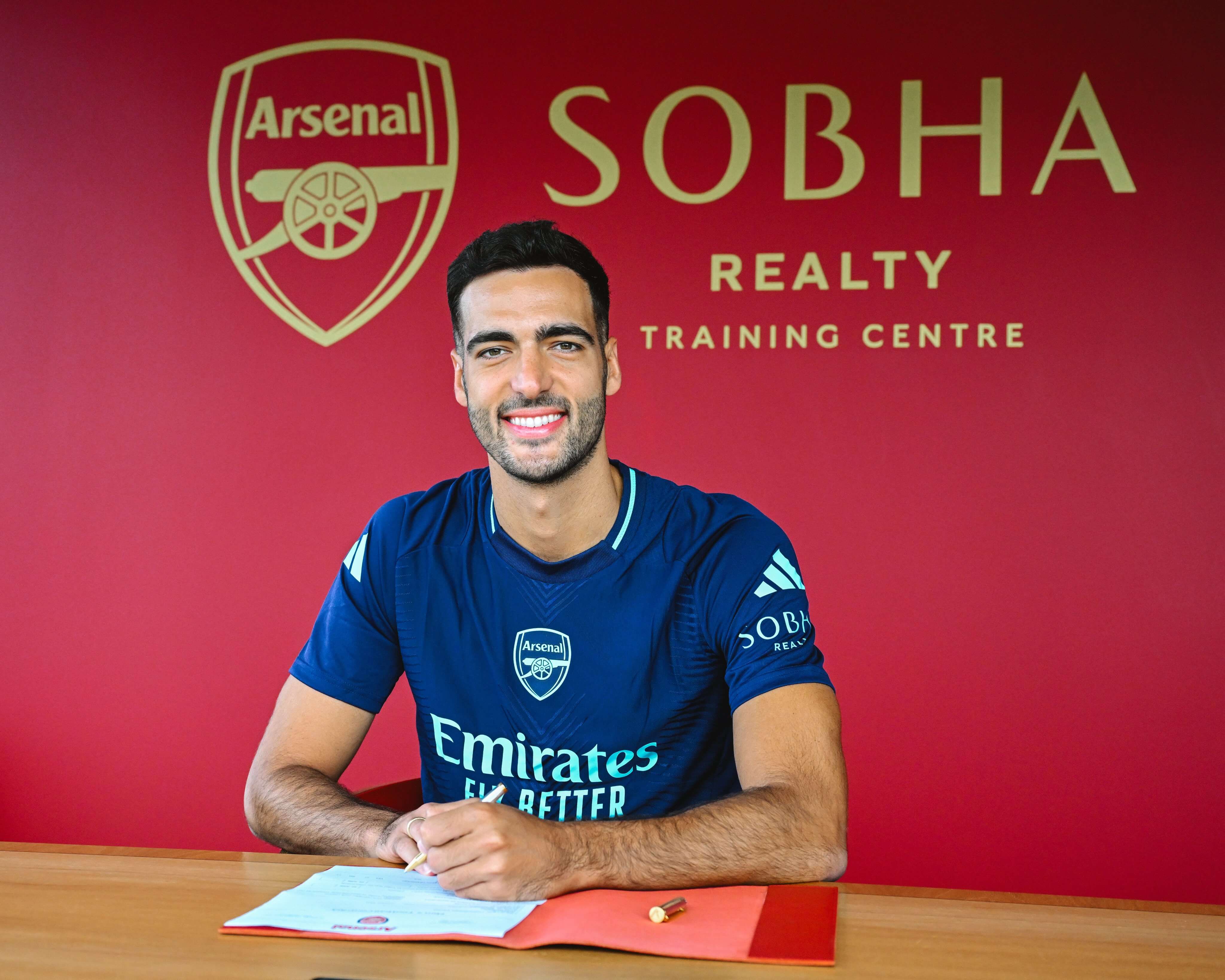 Mikel Merino firma su nuevo contrato con el Arsenal