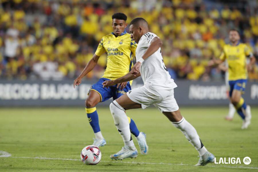 Kylian Mbappé encara a Marvin en el Las Palmas-Real Madrid (Foto: LALIGA).