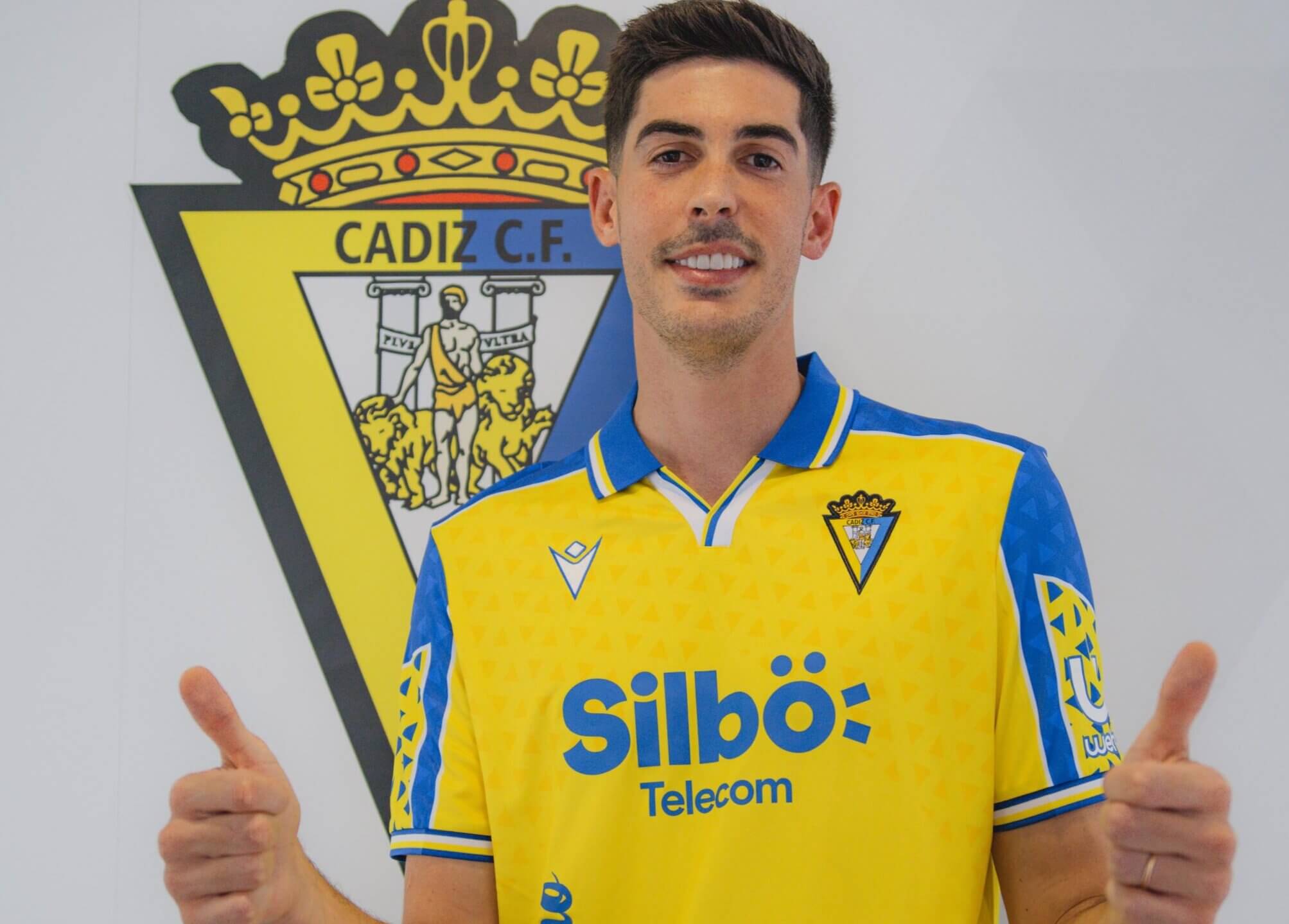 Carlos Fernández con la camiseta del Cádiz