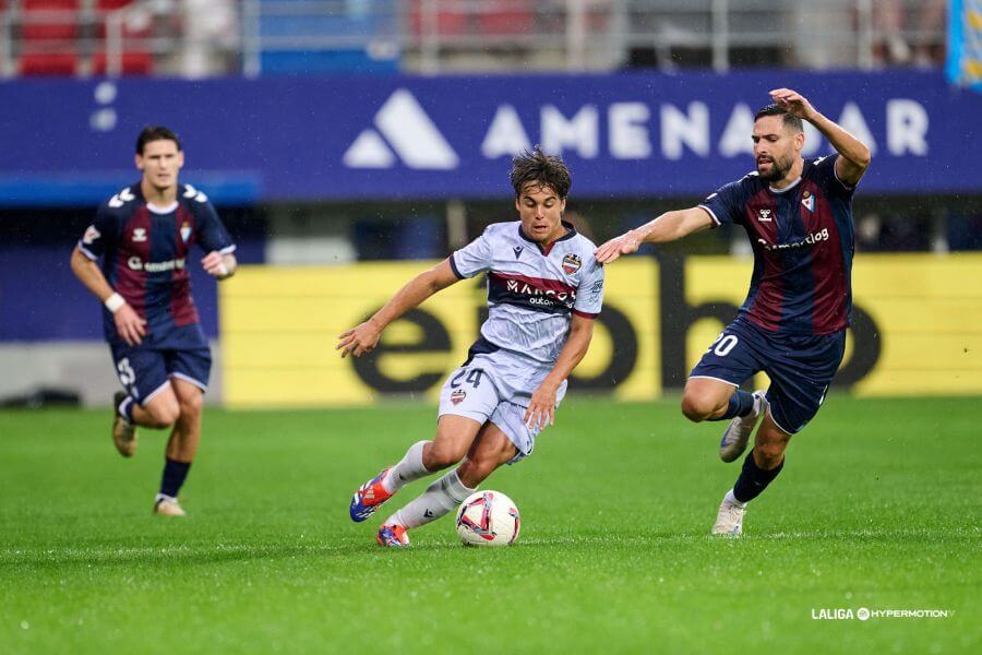 Carlos Álvarez conduce el balón (Foto: LALIGA).