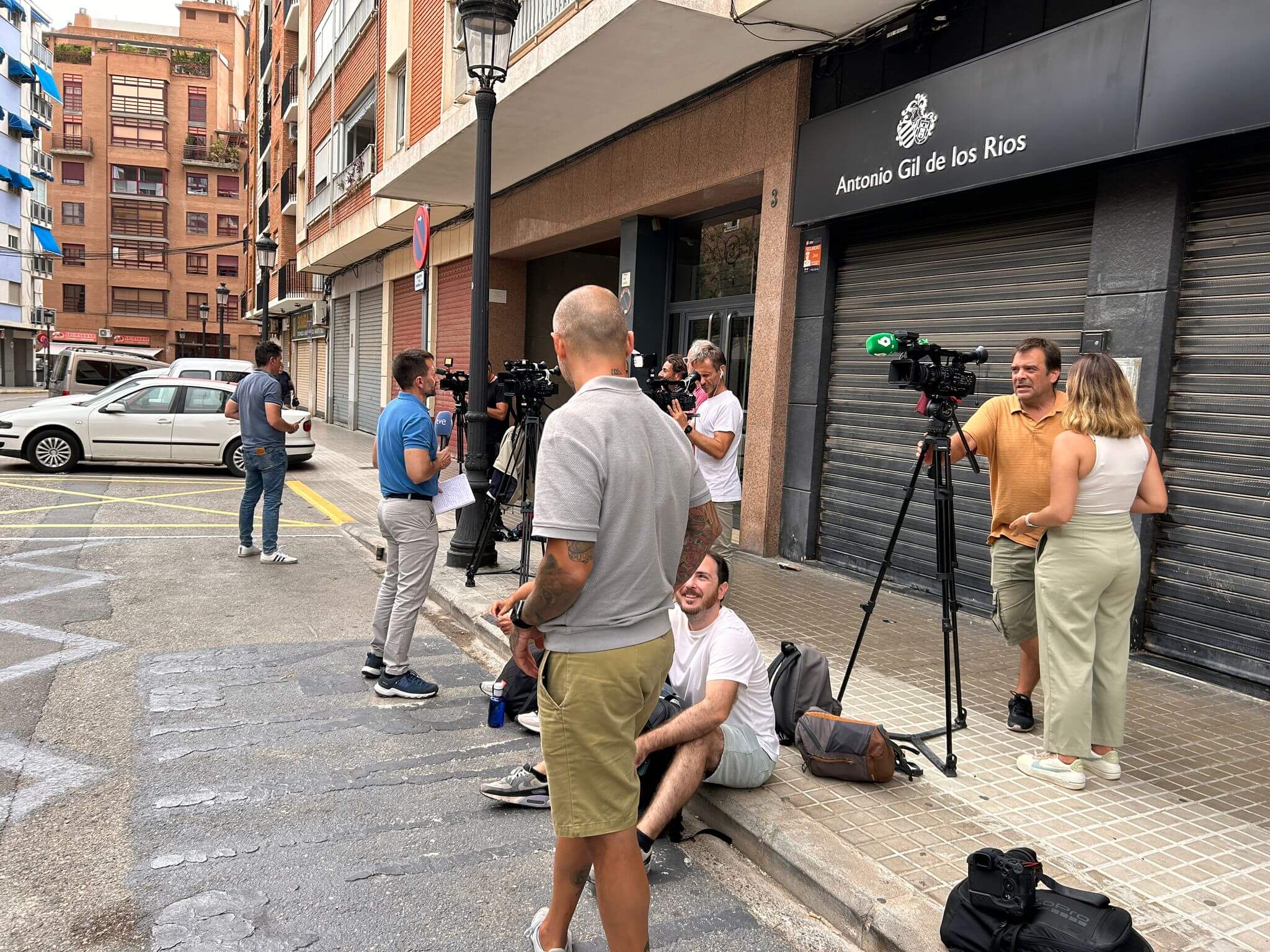 Los medios de comunicación presentes en las inmediaciones del cuartel de la Guardia Civil