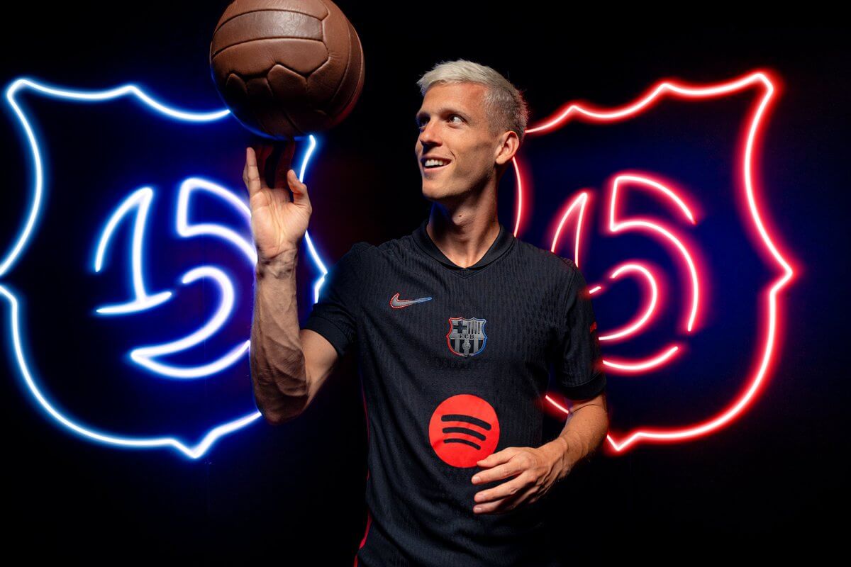 Dani Olmo posa con la nueva camiseta del Barcelona (Foto: FCB).