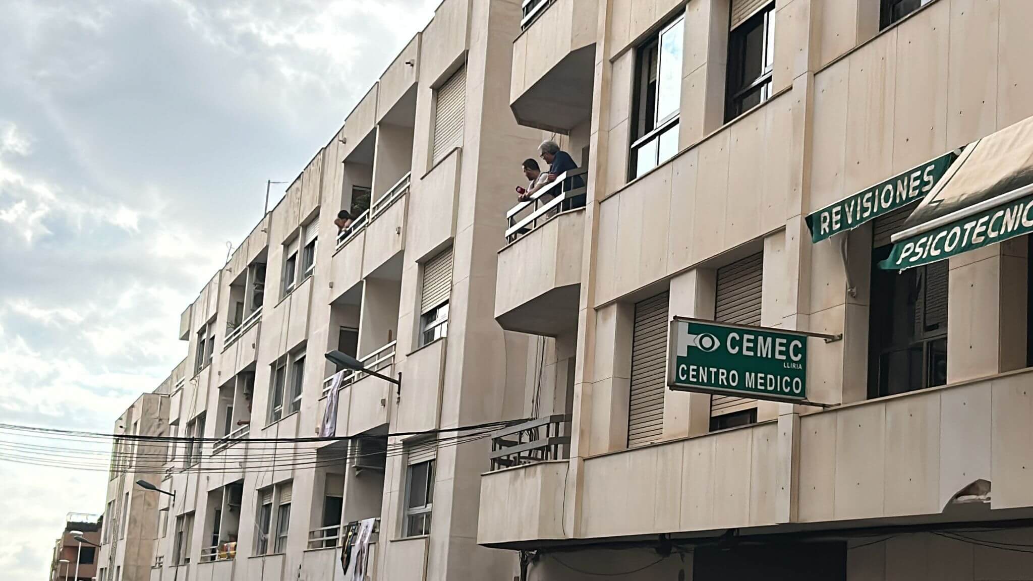 La gente espera a Rafa Mir desde los balcones.