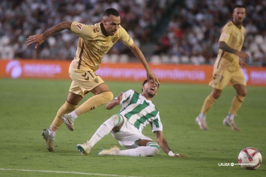 Manu Molina supera a un rival en el Córdoba-Málaga. (LALIGA HYPERMOTION)