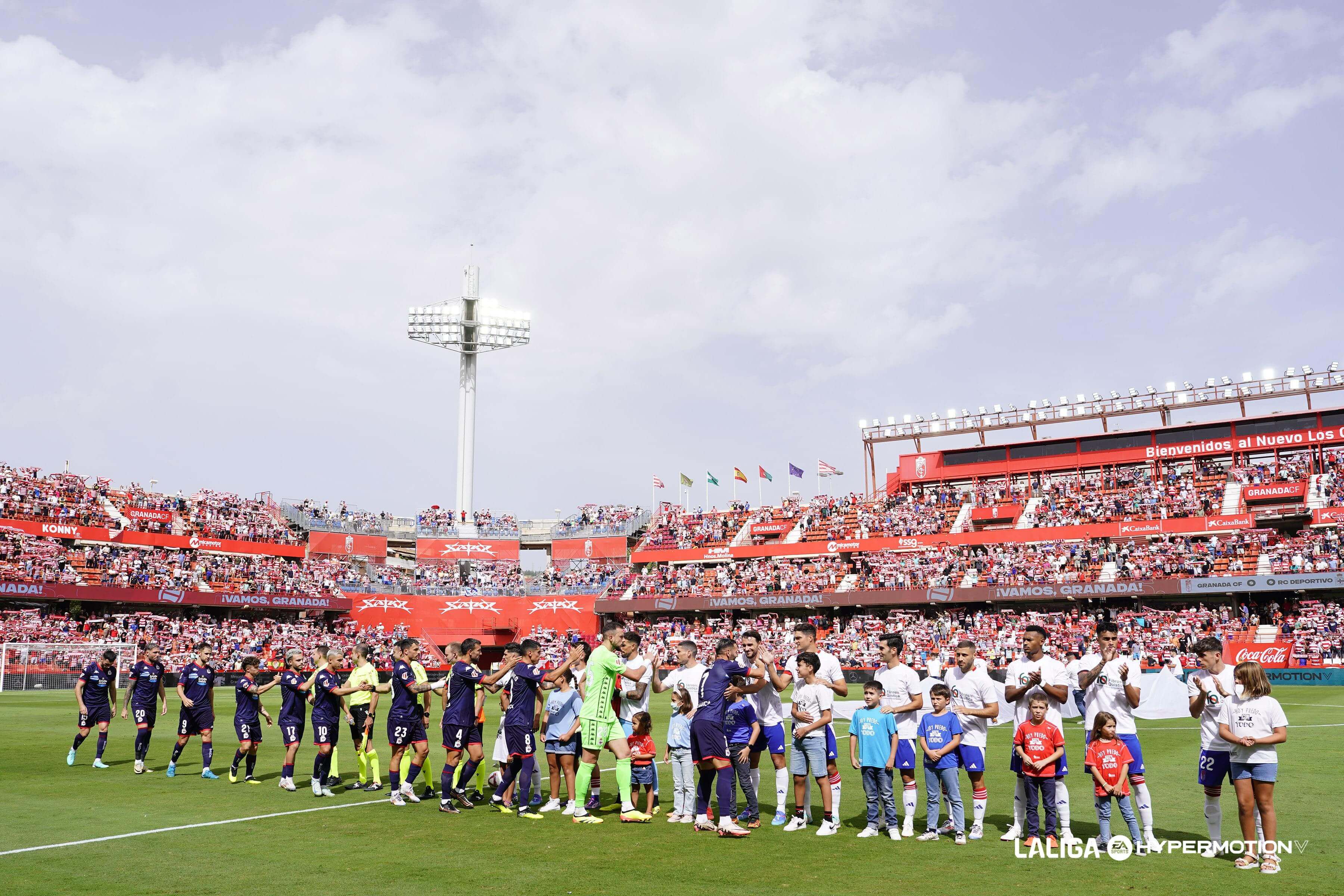 Saludo de ambos equipos en el Granada - Dépor (Foto: LALIGA).