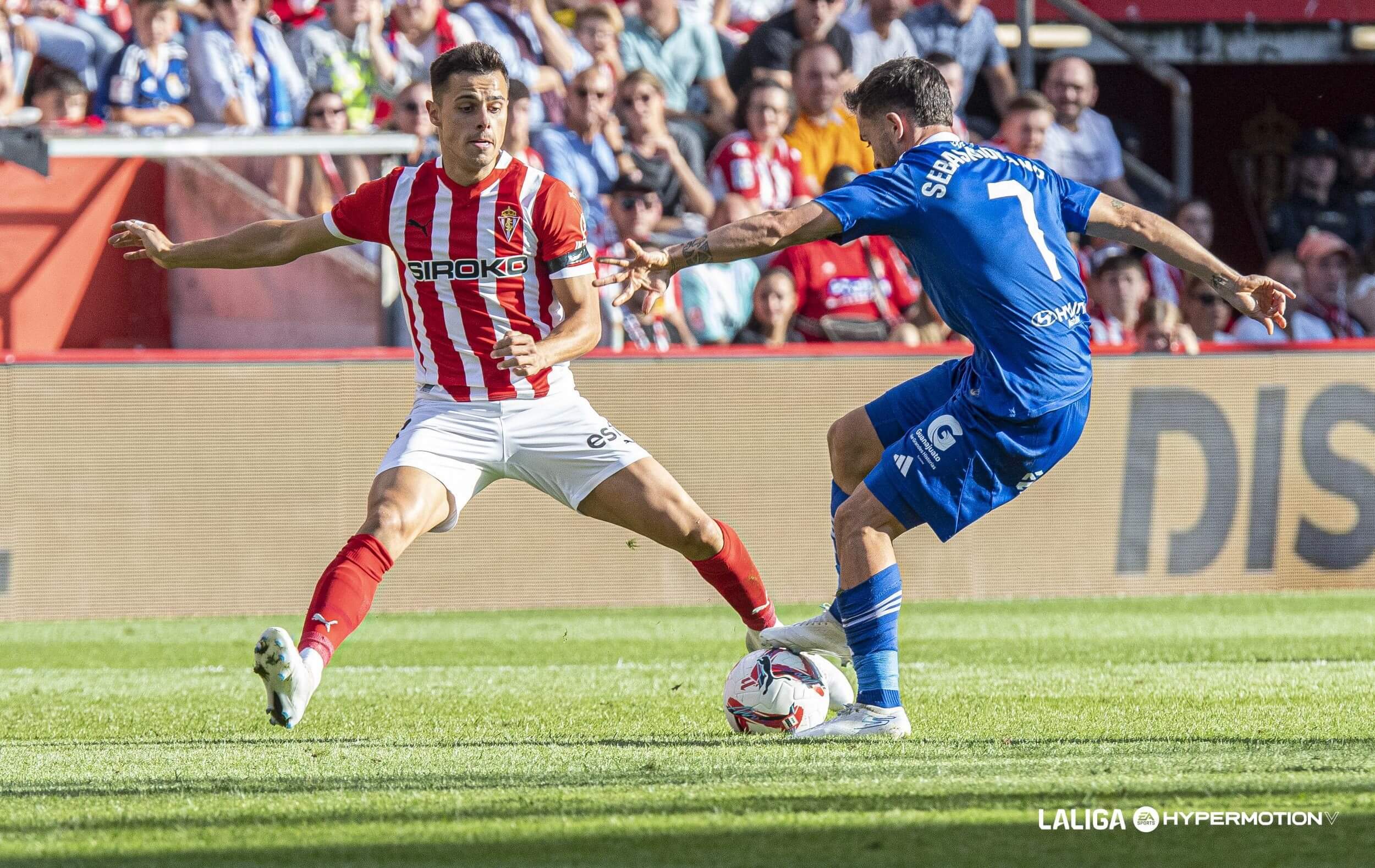 Sebas Moyano dispara ante Gaspar Campos en el derbi Sporting - Oviedo (Foto: LALIGA).