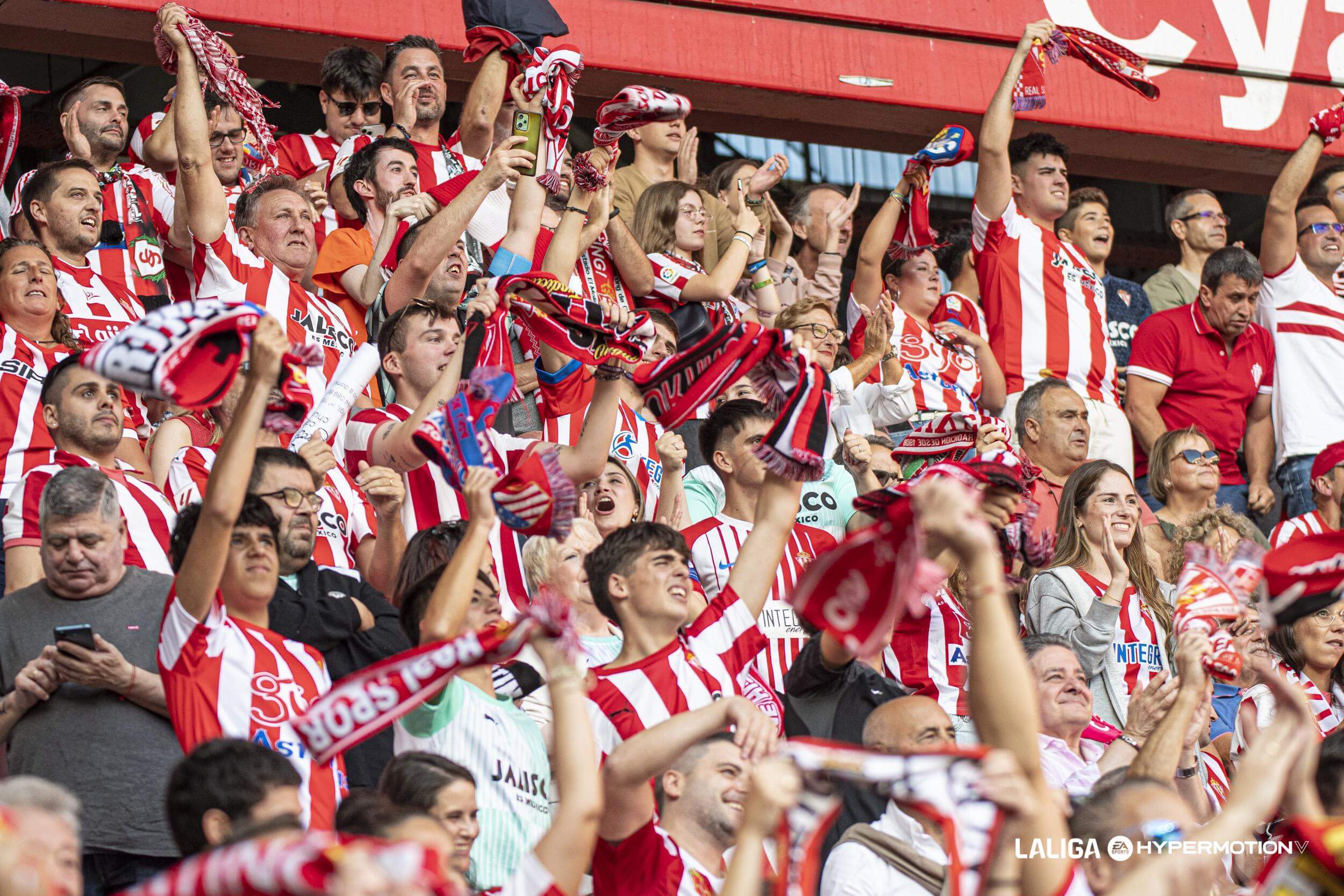 Afición rojiblanca en el Sporting - Oviedo (Foto: LALIGA).