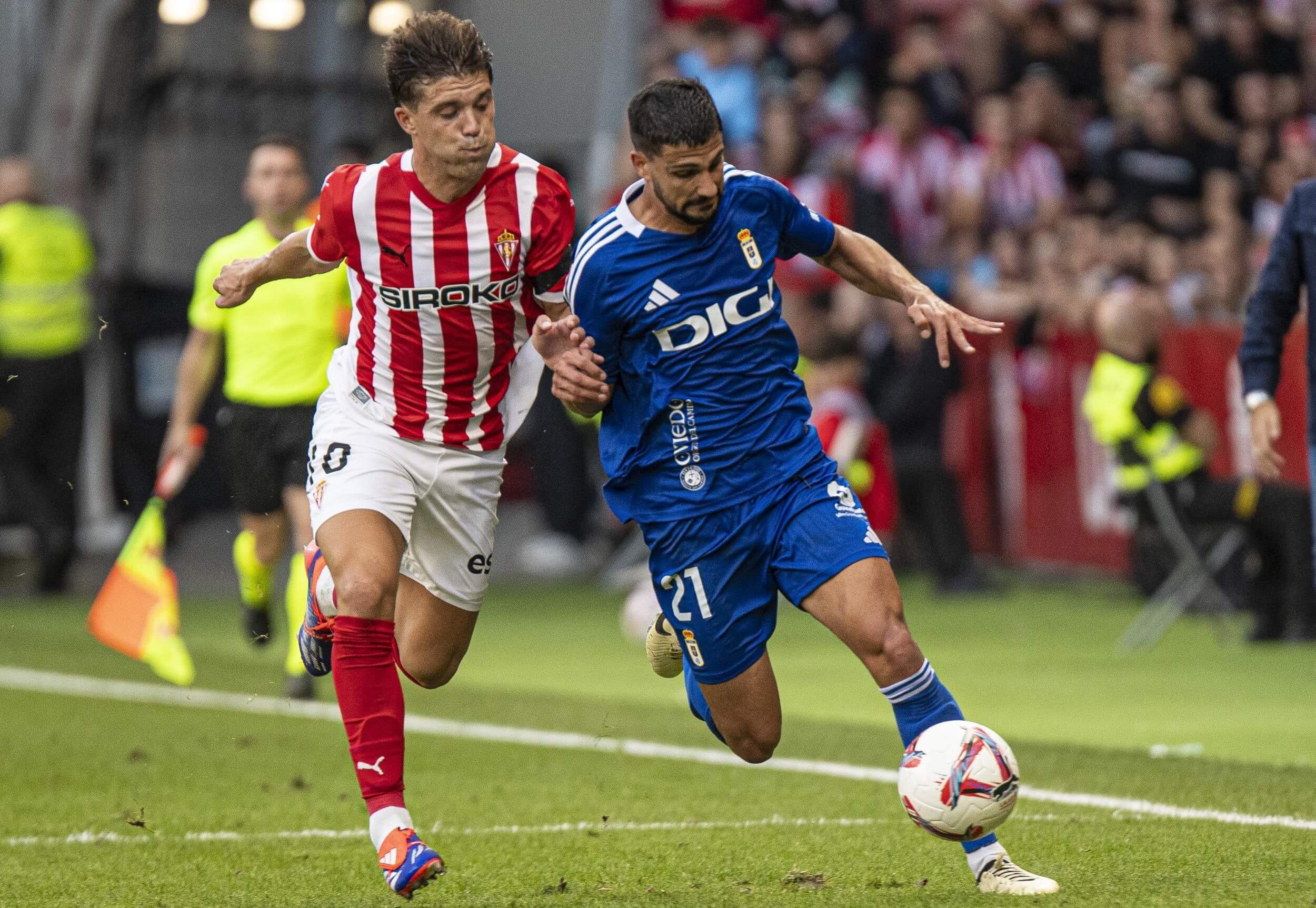 Carlos Pomares, presionado por Nacho Méndez en el derbi Sporting - Oviedo (Foto: LALIGA).