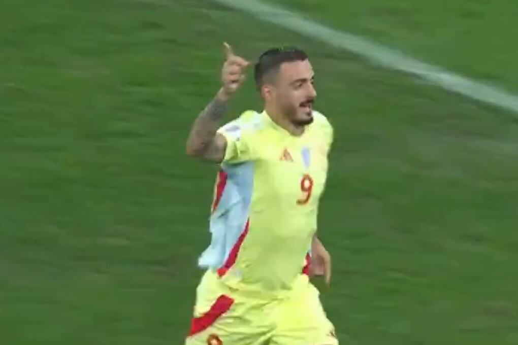 Joselu celebra su gol