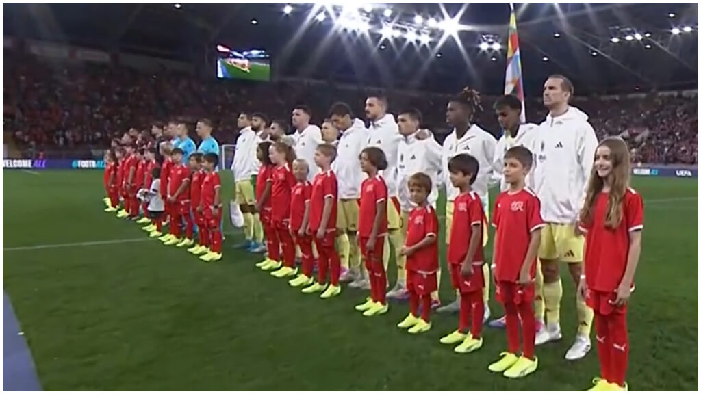 La Selección Española escucha el himno nacional. 